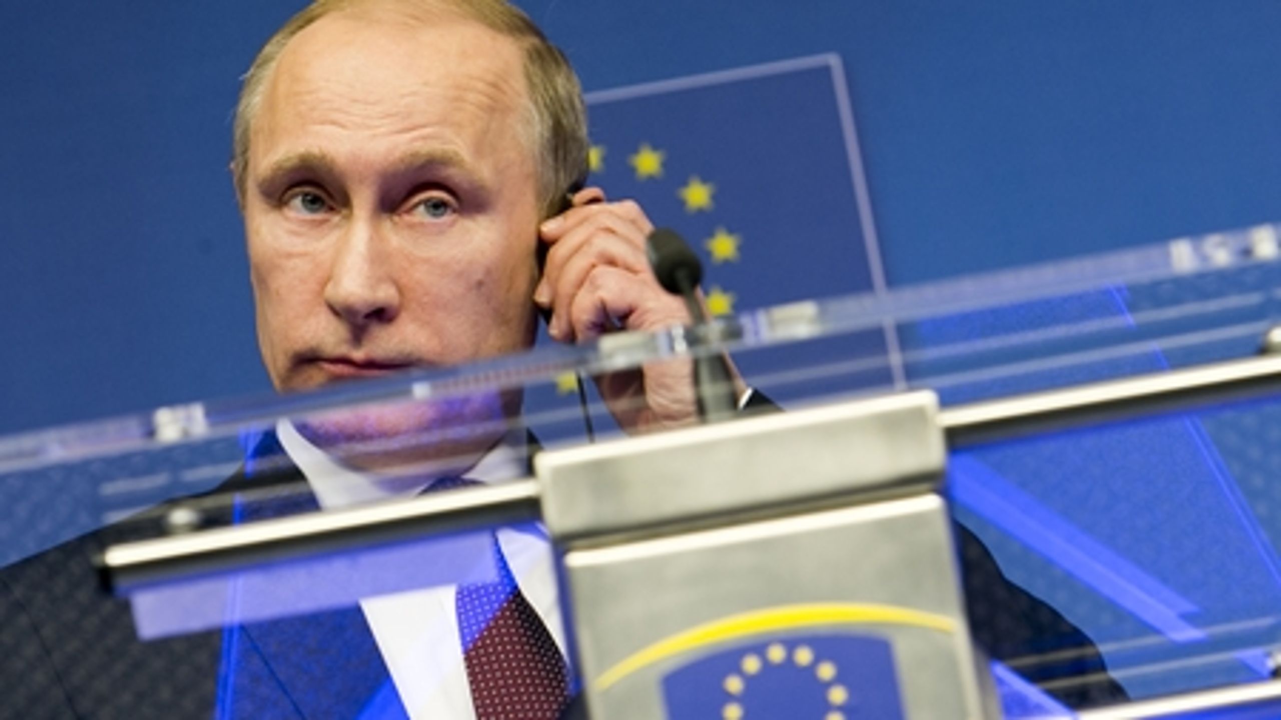 Den russiske præsident Vladimir Putin var i januar til topmøde i Bruxelles. Allerede da lød parolen fra EU, at man ikke kunne tale om "business as usual" med Rusland, før russerne holdt op med at presse landene i sit nærområde. Nu kæmper EU-landene med at sætte handling bag ordene.