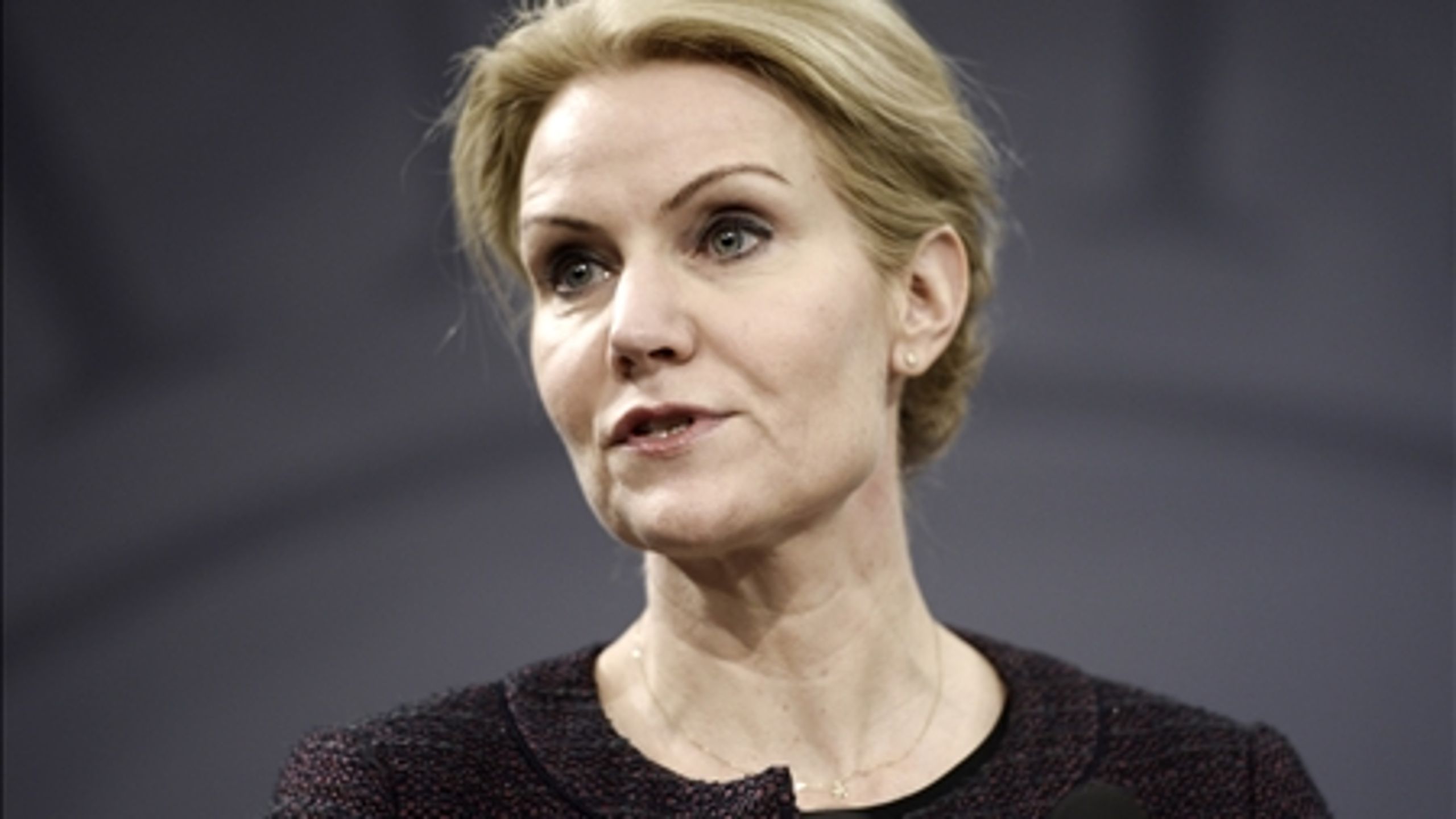 Statsminister Helle Thorning-Schmidts lederskab er svækket som følge af hendes håndtering af velfærdsturisme. Til gengæld er debatten som en gave fra de højere magter til Dansk Folkeparti.  