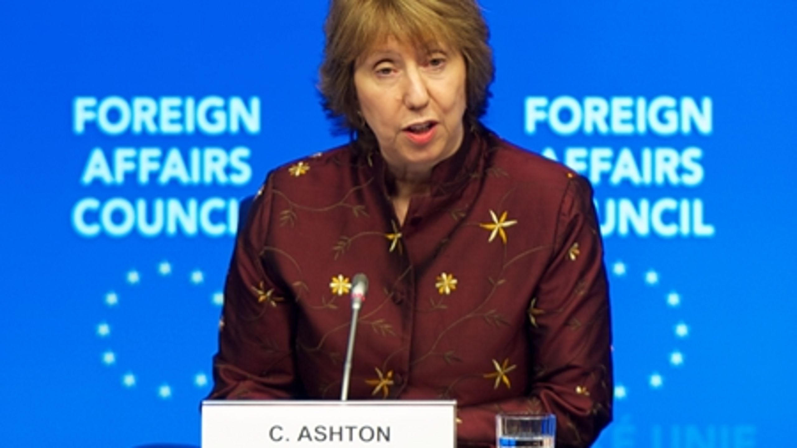 EU's udenrigschef Catherine Ashton appellerer til Rusland om at hjælpe til med at nedtrappe konflikten på Krim.