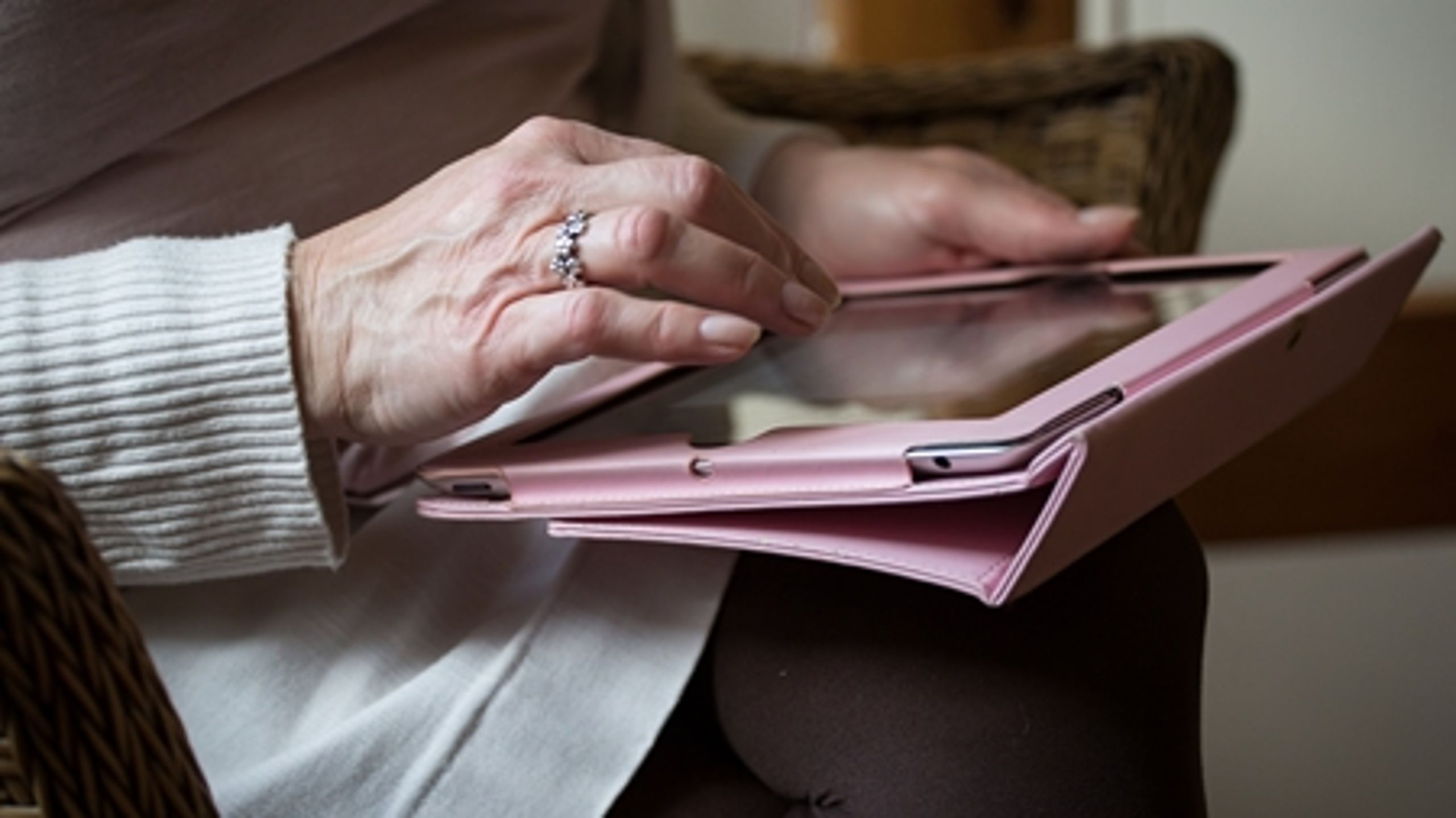 Tablets, her i hænderne på en ældre kvinde, kan skabe effektiviseringer på plejeområdet, viser erfaringer fra Midtjylland.