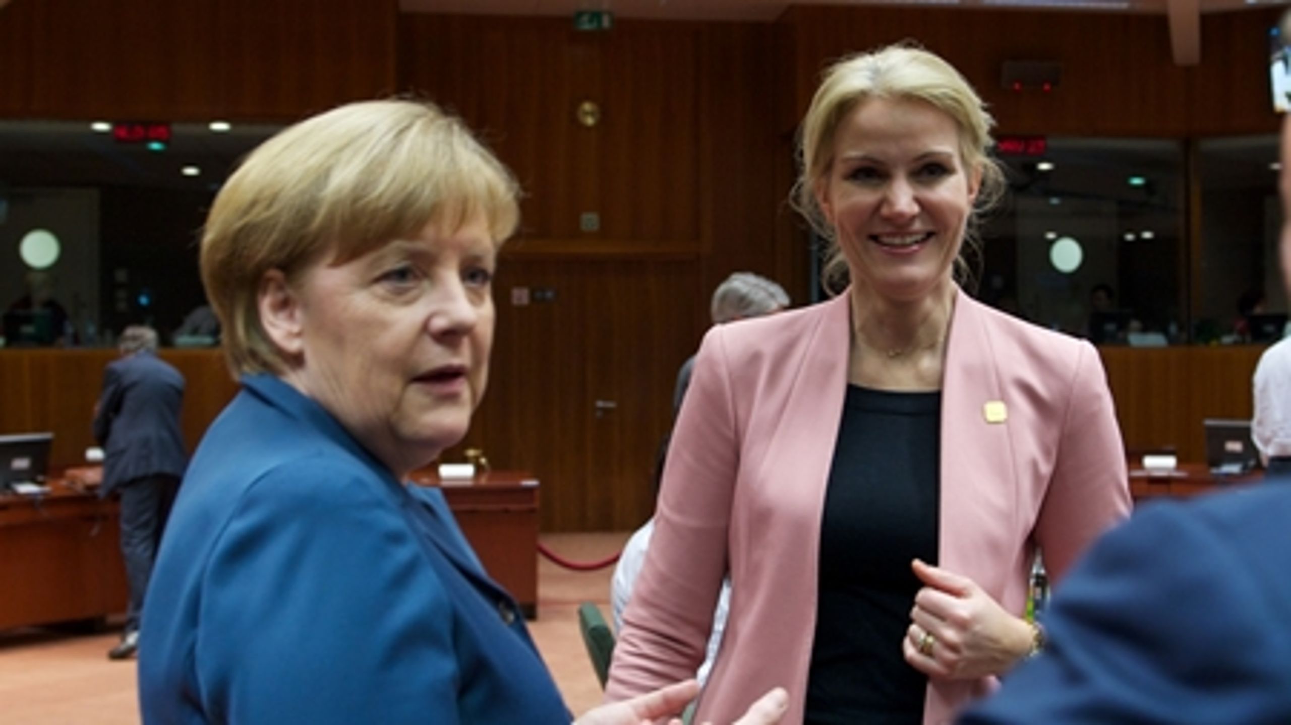 Både statsminister Helle Thorning-Schmidt og den tyske kansler Angela Merkel møder hjemligt pres for at bringe EU-borgeres ret til velfærdsydelser ind på de bonede gulve.