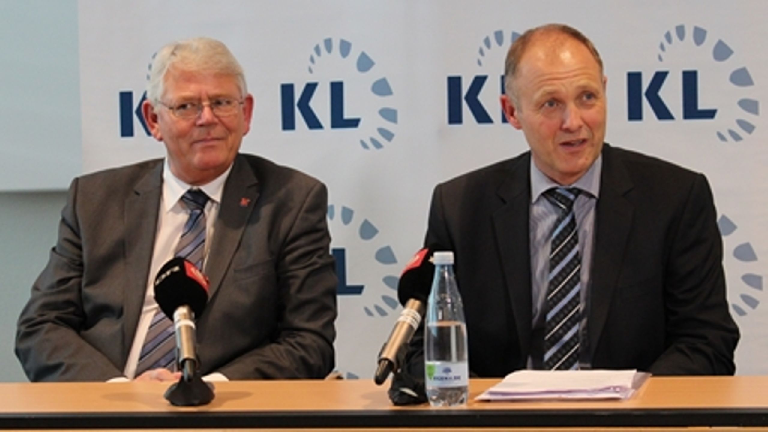 Rødovres borgmester Erik Nielsen (S) har nu officielt overladt KL-formandsposten til Kalundborg-borgmester Martin Damm (V).