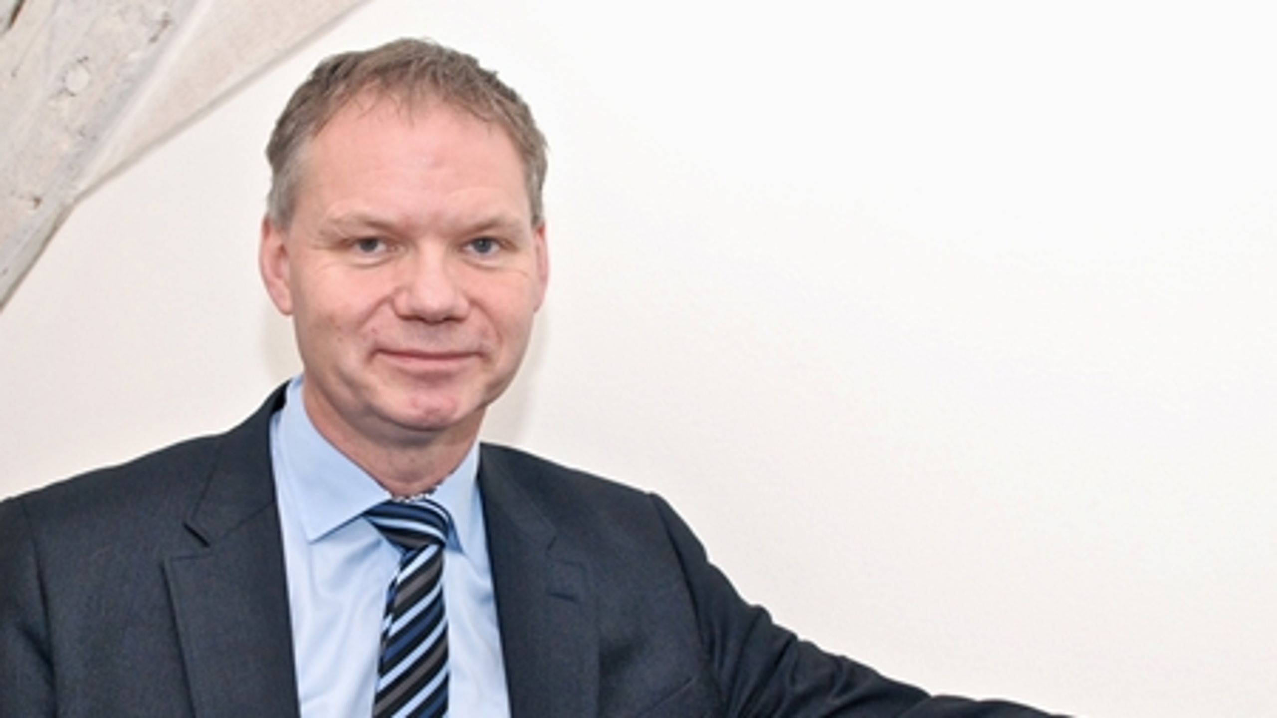 Dansk Folkepartis forskningsordfører, Jens Henrik Thulesen Dahl, vil sikre løbende opfølgning på de nye tilknytningskrav, som skal gælde for at tage SU med til udlandet.