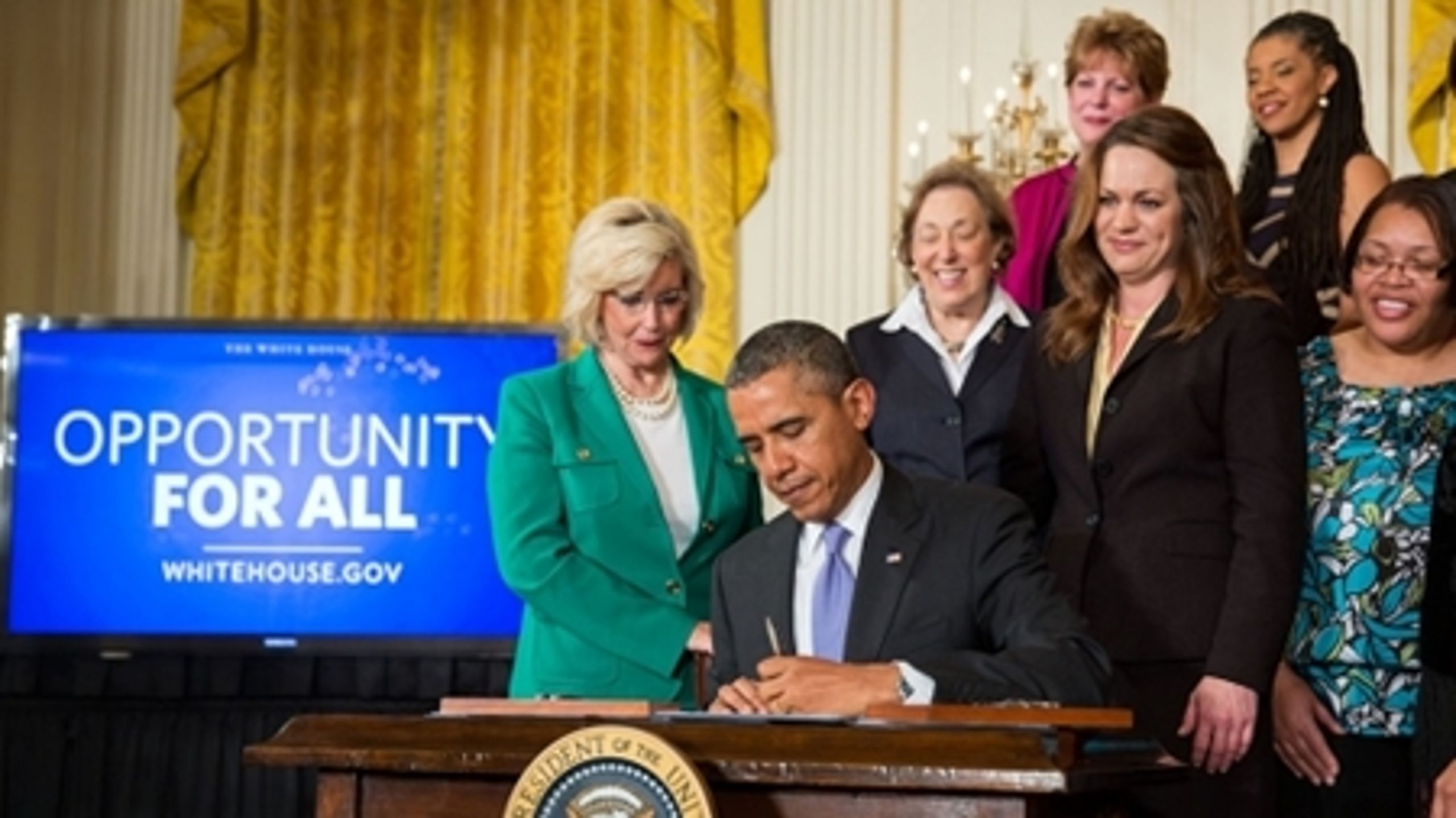 Som et led i Demokraternes fokus på kønskamp underskrev Barack Obama denne måned ny lovgivning, der skal sikre ligeløn.