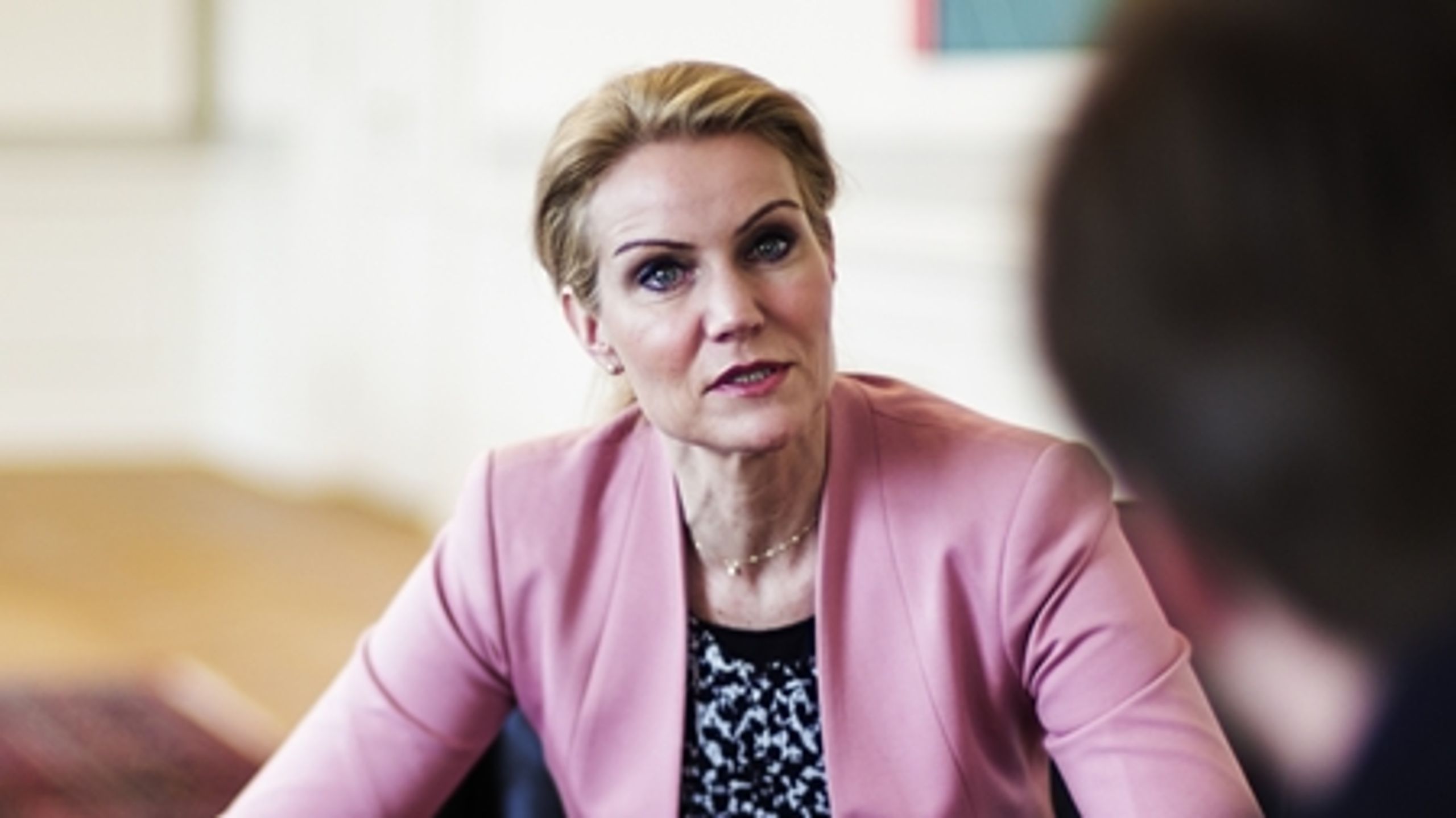 Hvis de danske medier selv kan indsamle EP-valgresultatet før klokken 23.00 på søndag, er det ifølge statsminister Helle Thorning-Schmidt (S) ok, at de bliver offentliggjort.