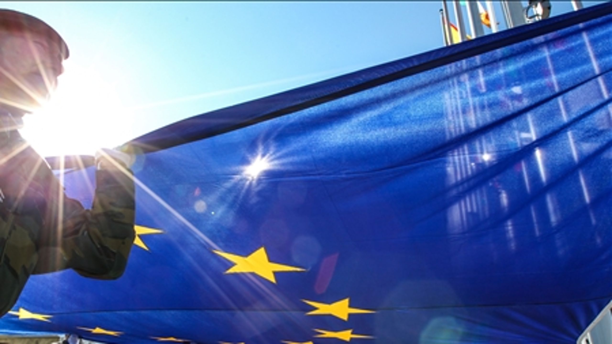Flaget hejses over Europa-Parlamentet i Strasbourg. Det bliver nu hjem for mange nye, vrede anti-EU-kræfter, men det vil ikke rykke afgørende på den politiske magtbalance.