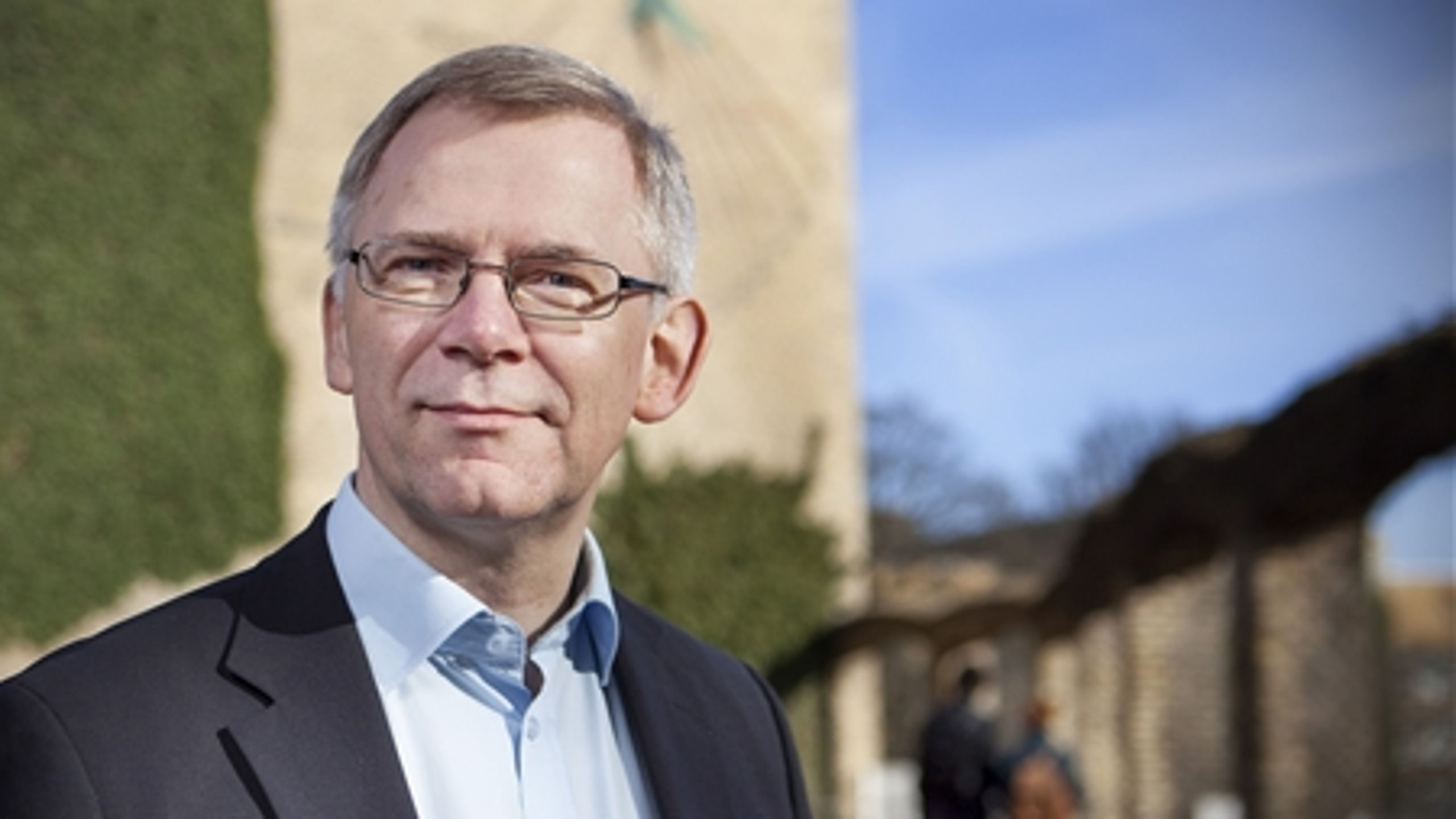 Rektor Brian Bech Nielsen på Aarhus Universitet vil sætte sig ind i detaljerne i analyser af universitetets organisatoriske problemer, inden han efter sommerferien er klar til at spille ud med løsningsforslag.