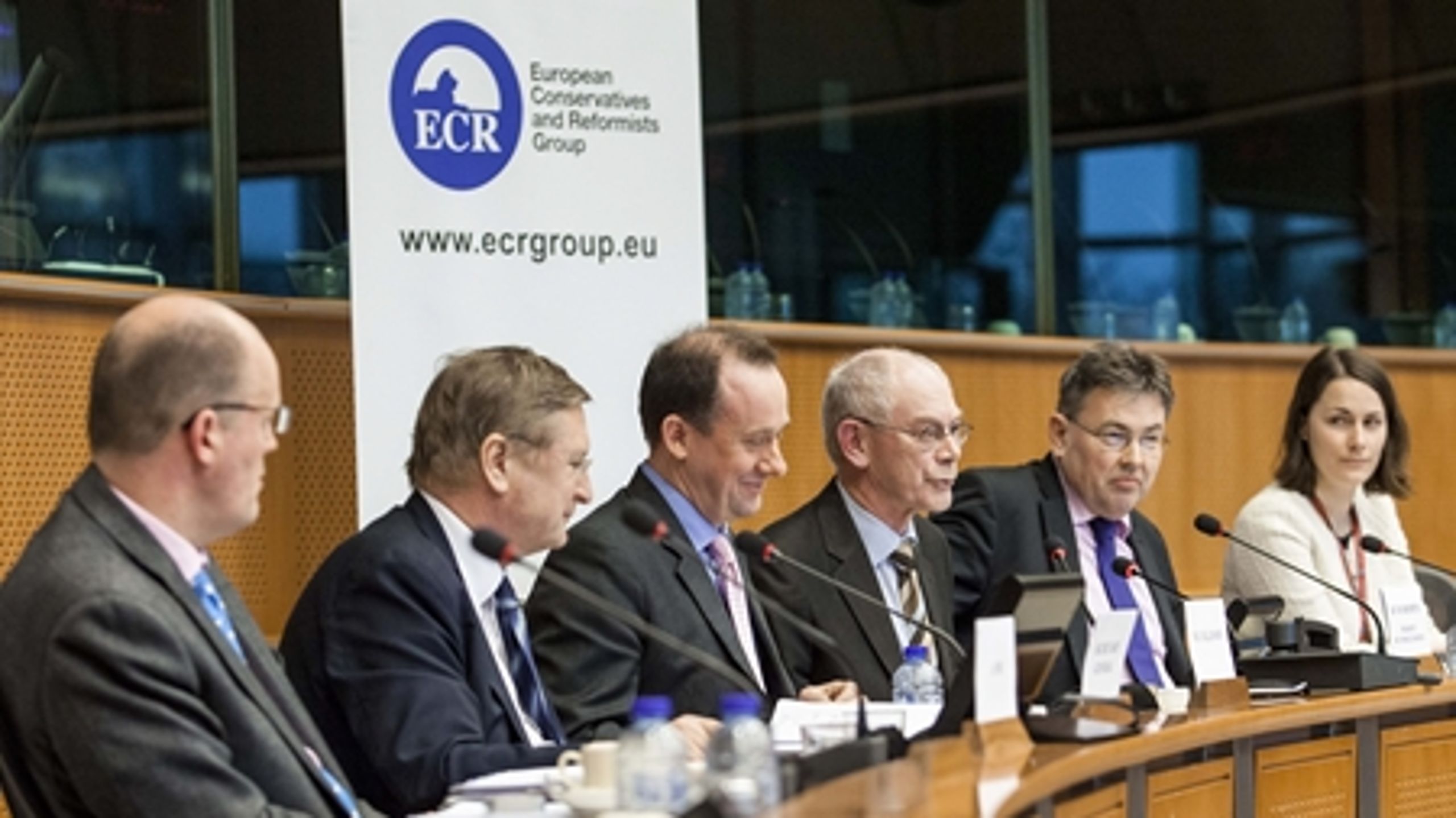 Gruppemøde i ECR med deltagelse af formand for Det Europæiske Råd Herman Van Rompuy (i midten). I fremtiden kan gruppemøderne i ECR blive noget mere farverige.