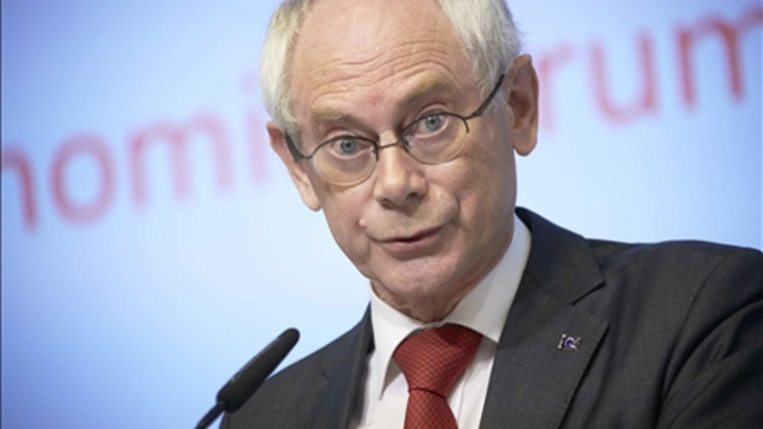Formanden for Det Europæiske Råd, Herman Van Rompuy, har ligget i intenst telefondiplomati med EU-cheferne for at finde sin egen afløser. Men det har vist sig at være meget svært. 