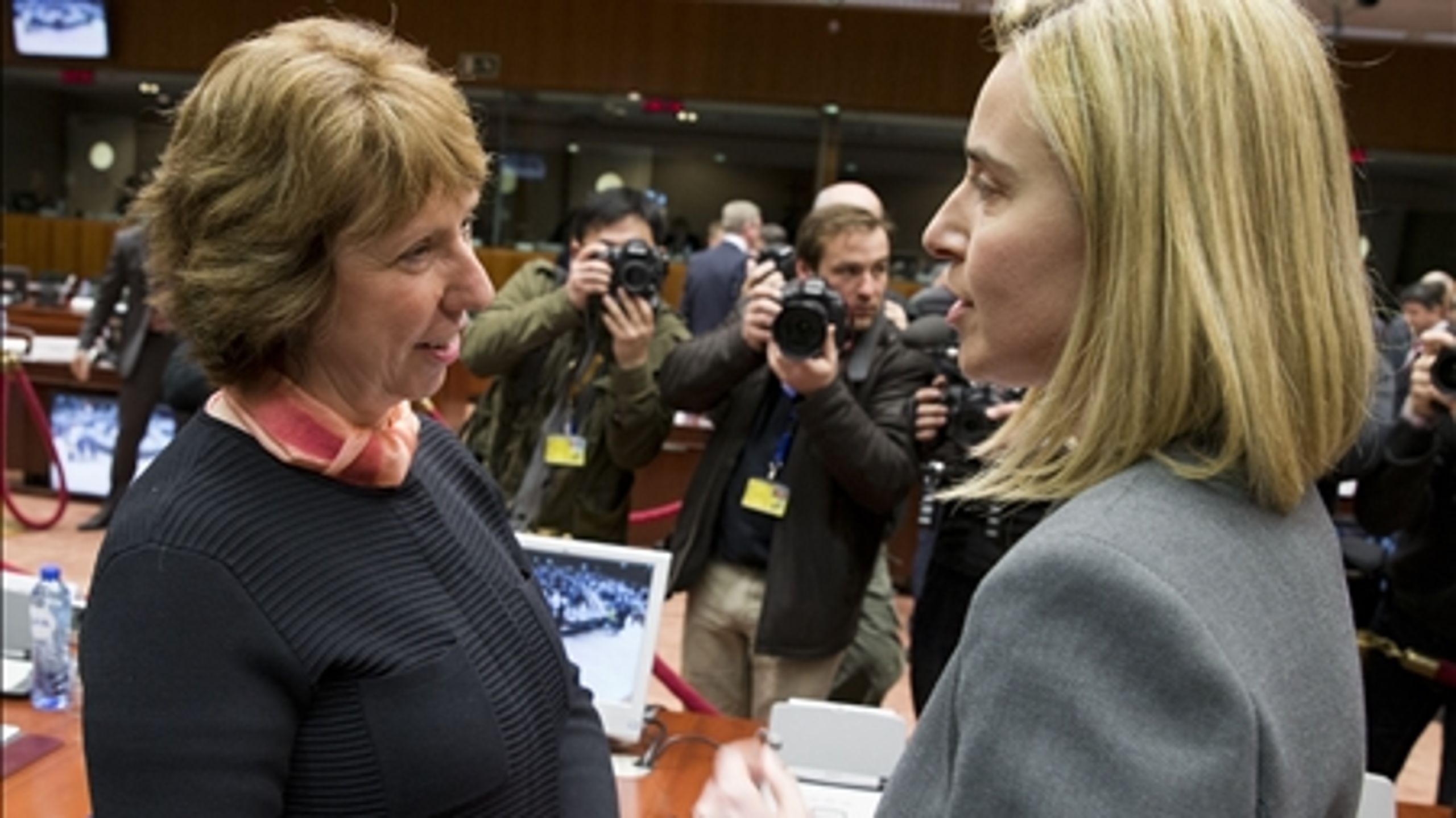 EU's nuværende udenrigschef, Catherine Ashton (t.v), kan blive afløst af den italienske udenrigsminister Federica Mogherini (t.h.), hvis EU-cheferne kan blive enige ved et topmøde på lørdag.