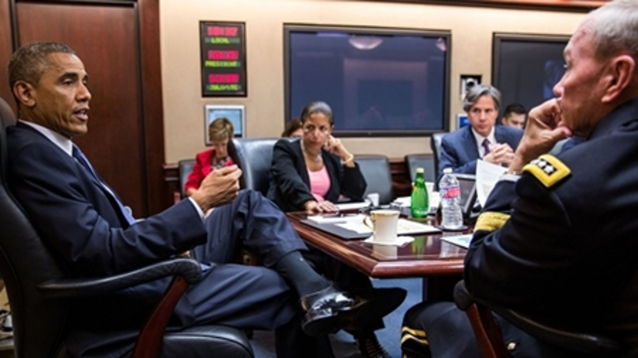 Præsident Obama mødes med sine sikkerhedsrådgivere i Situation Room i Det Hvide Hus efter beslutningen om at sende luftstyrker til Irak.