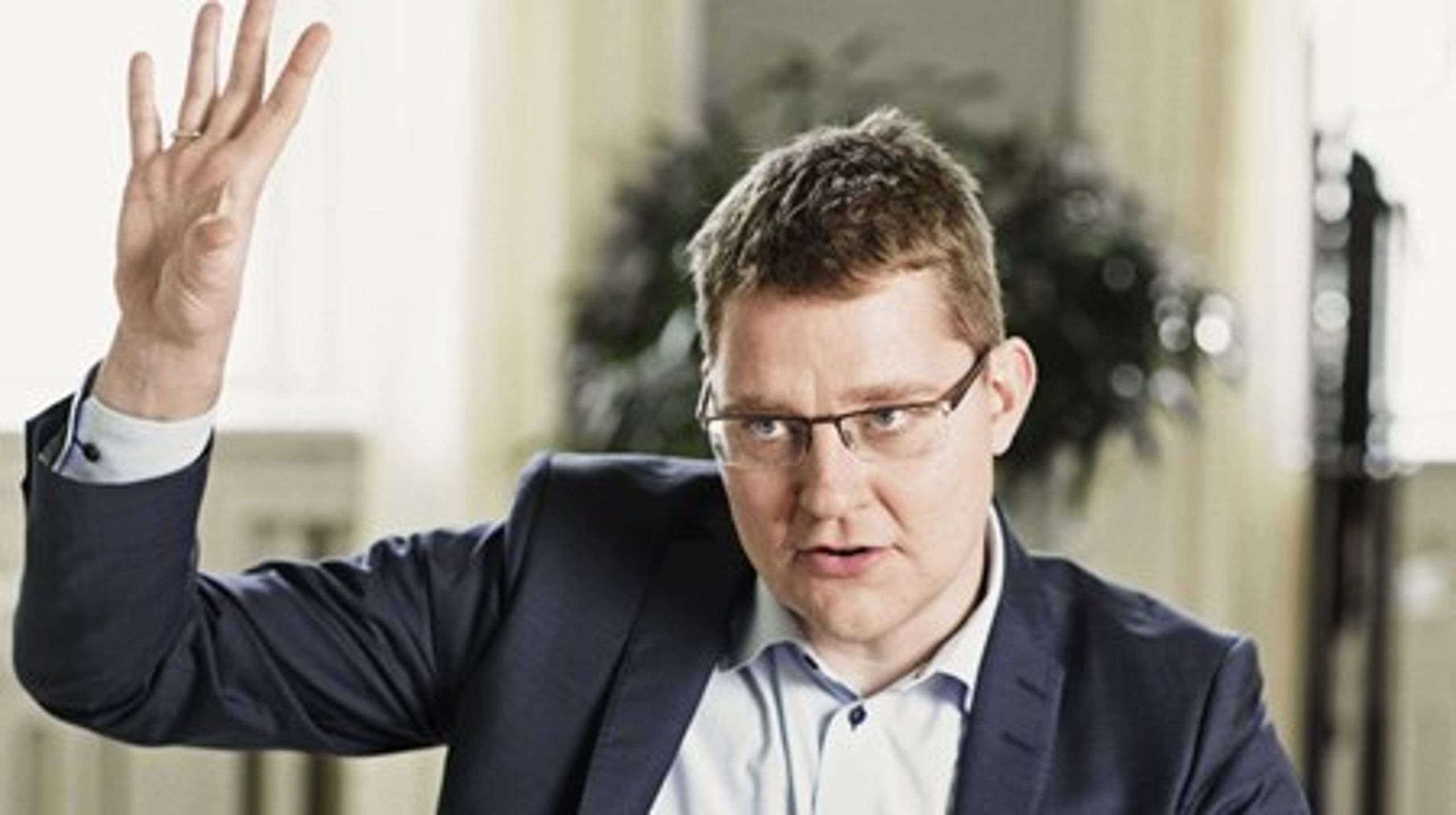 Klima- og energiminister Rasmus Helveg Petersen (R) beskyldes for at gå med livrem og seler i sagen&nbsp;af Dansk Energi.