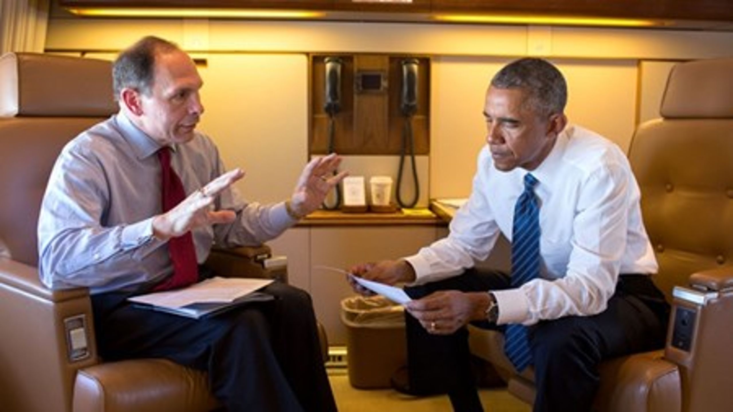 Barack Obama diskuterer den tale, han er på vej til Charlotte for at give, med Robert A. McDonald, der er krigsveterans-minister.<br>