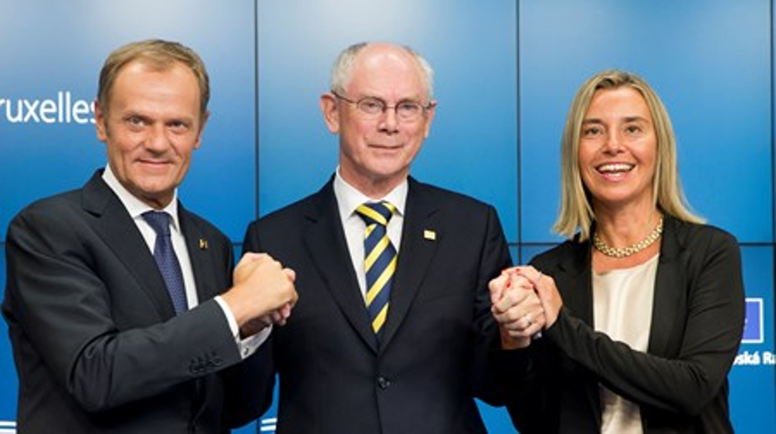 Den siddende formand for Det Europæiske Råd, Herman Van Rompuy, lykønsker sin efterfølger Donald Tusk (t.v)&nbsp;og den nyudpegede chef for EU's udenrigstjeneste, Federica Mogherini (t.h)&nbsp;