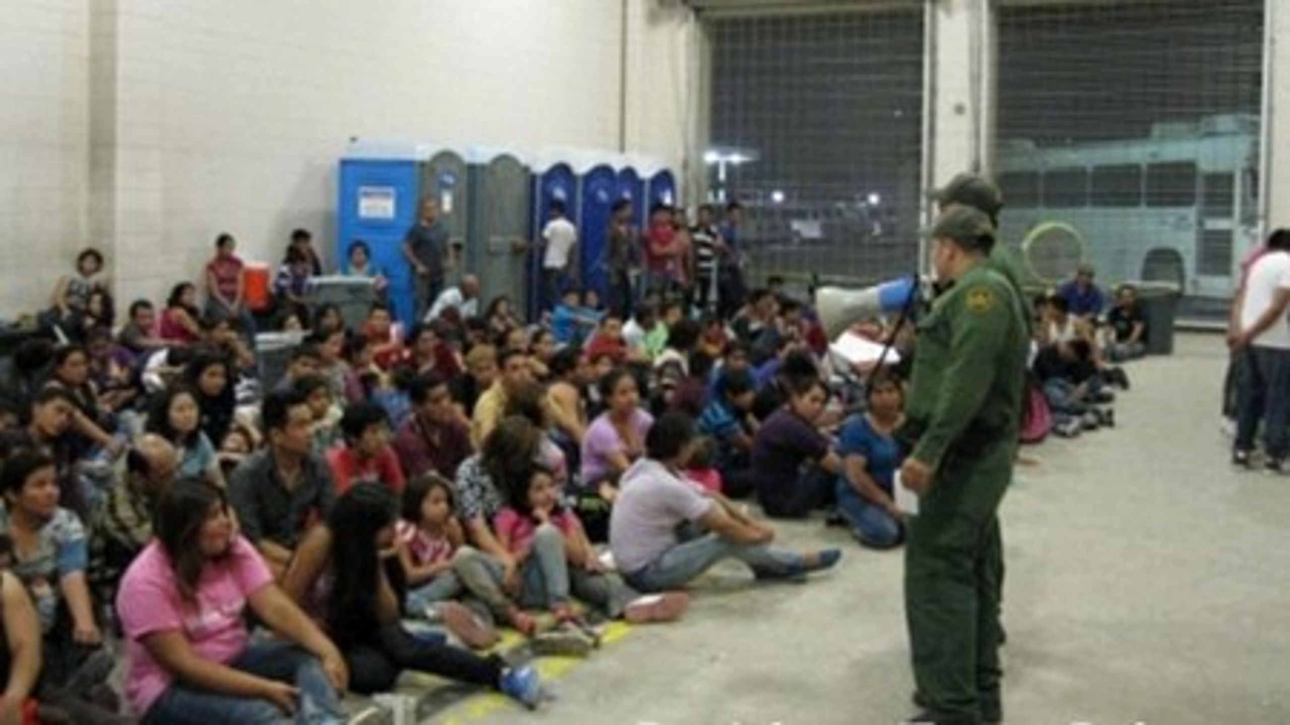 <br>En uventet stigning af antallet af tilrejsende, uledsagede børn og unge fra centralamerikanske lande har været med til at gøre immigrationsspørgsmålet ekstra giftigt. Her ses en række illegale immigranter under 18 år i Texas.<br>