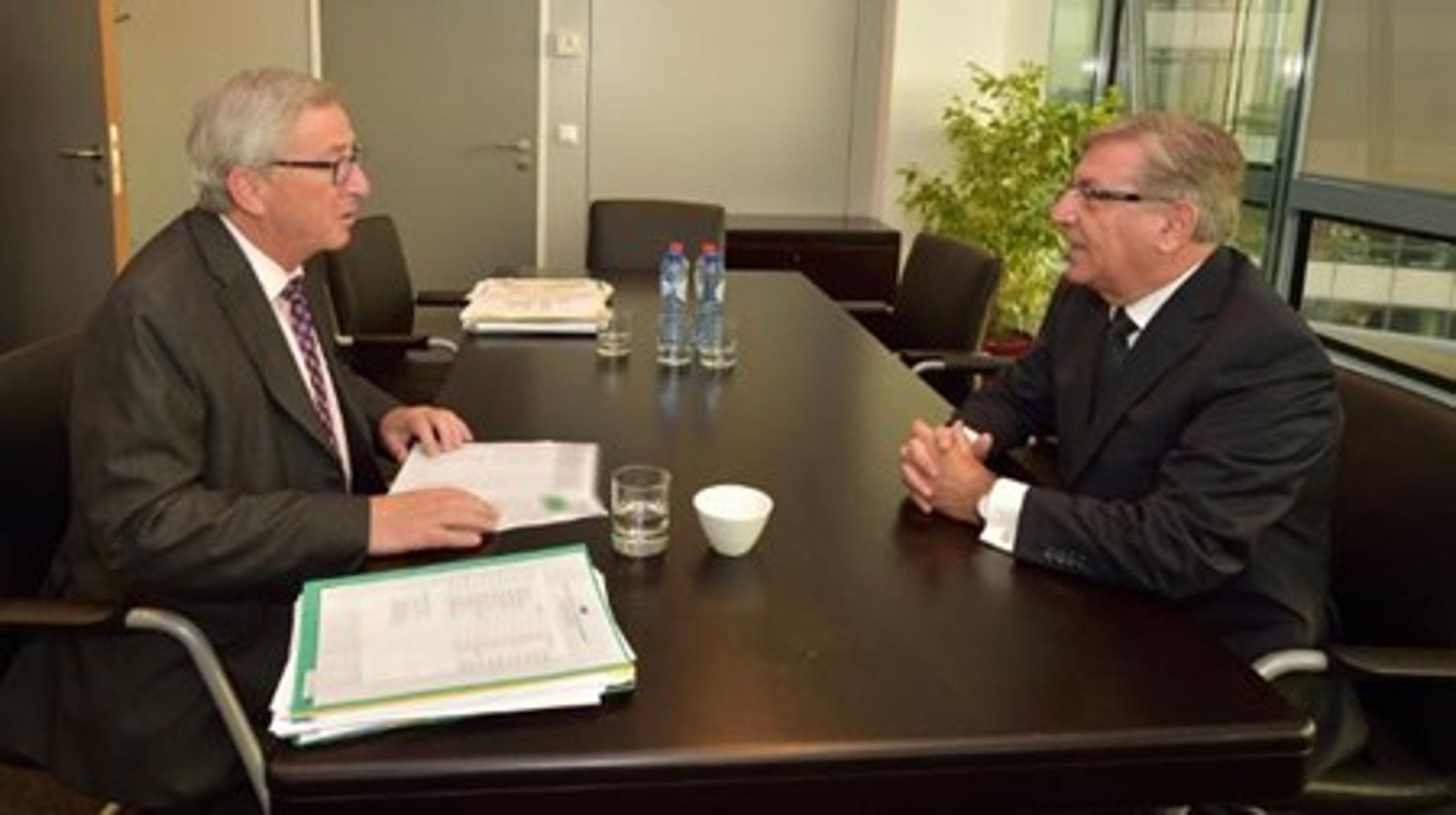 Kommissionsformand Jean-Claude Juncker og Karmenu Vella i drøftelser.<br>