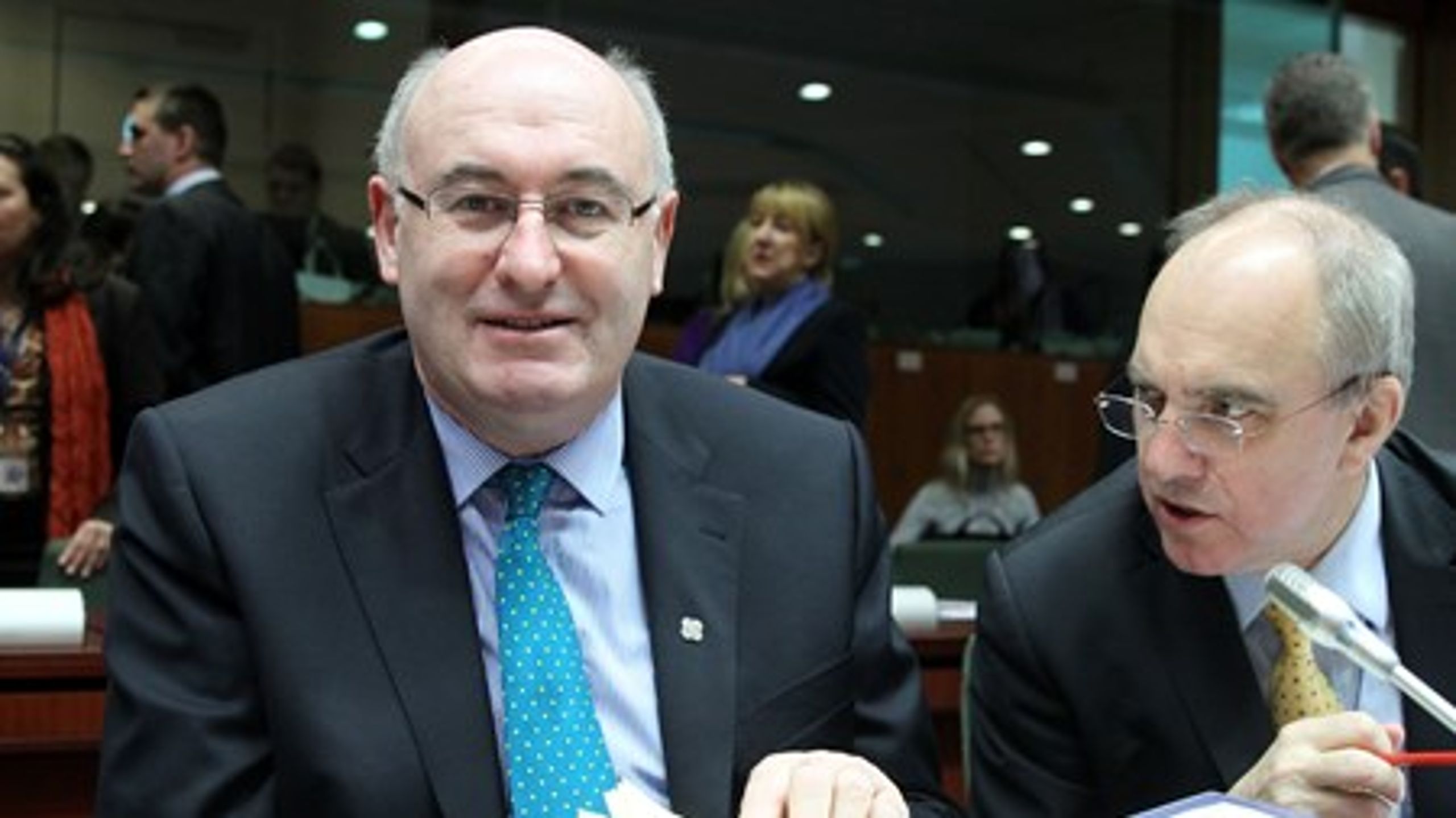 Irlands kommissærkandidat Phil Hogan er kommet i modvind for at stævne politiske modstandere, inden han skal høres af Europa-Parlamentet.