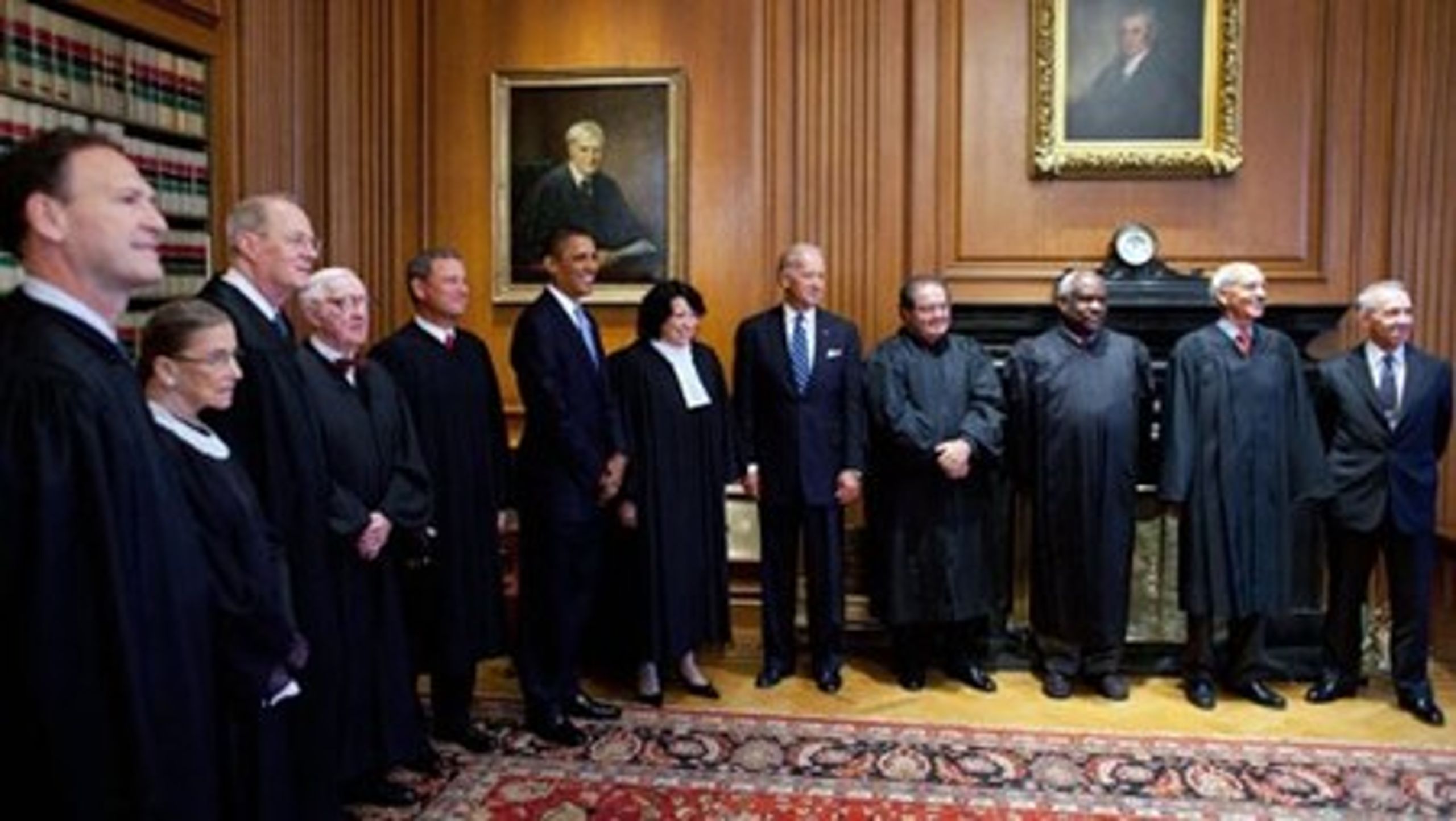 Højesteretten består af ni dommere. Her mødes de med Obama i 2012.<br>