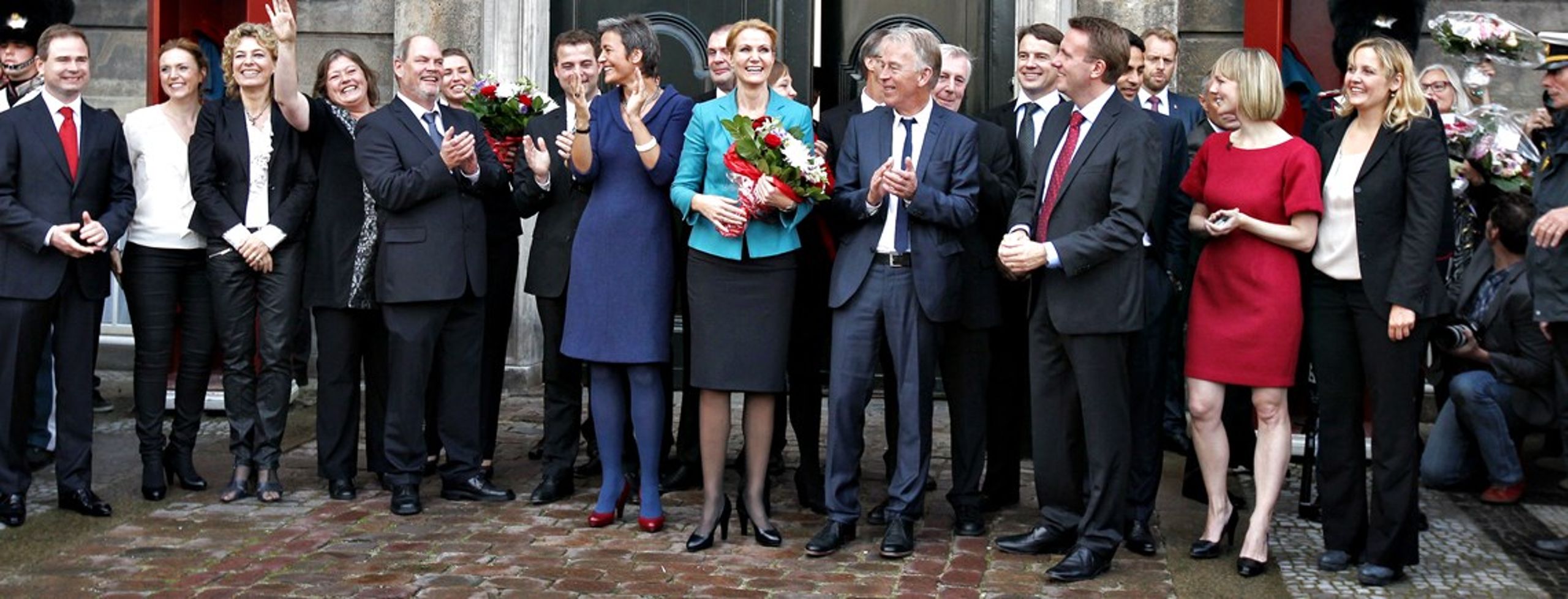 Regeringen som den så ud efter&nbsp;valget. Thorning præsenterede sin nye regering&nbsp;på Amalienborg Slotsplads 3. oktober 2011.&nbsp;<b><br></b>