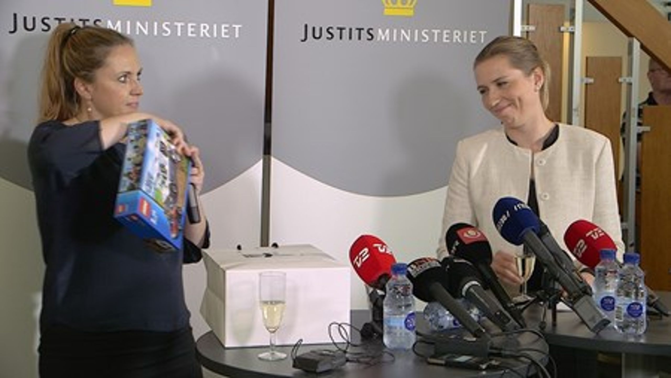 Karen Hækkerup gav den nye justitsminister Mette Frederiksen en fangetransport af Lego. Den kan være god at have til udenlandske banditter, lmener Hækkerup.