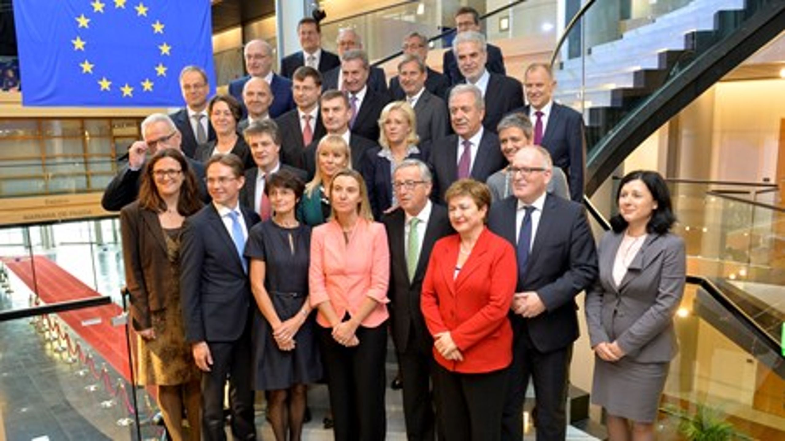 Første
officielle foto af den næste EU-Kommission taget kort efter EU-Parlamentets
godkendelse onsdag i Strasbourg. De tiltræder 1. november.