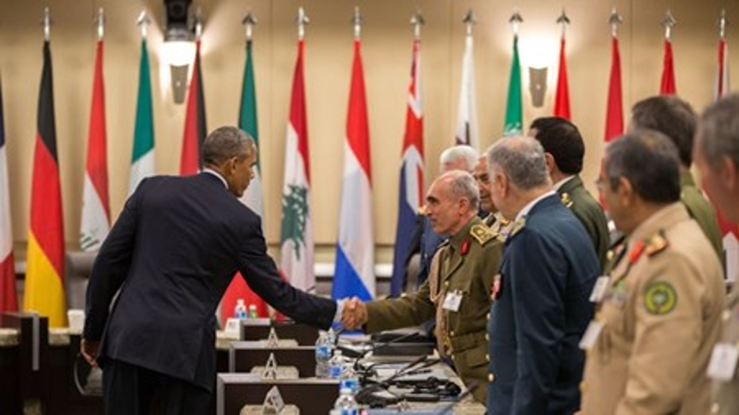 <br>Obama siger farvel til Irak's hærchef Babakir Zebari efter et møde i USA, hvor koalitionen diskuterede indsatsen mod Isis.<br>