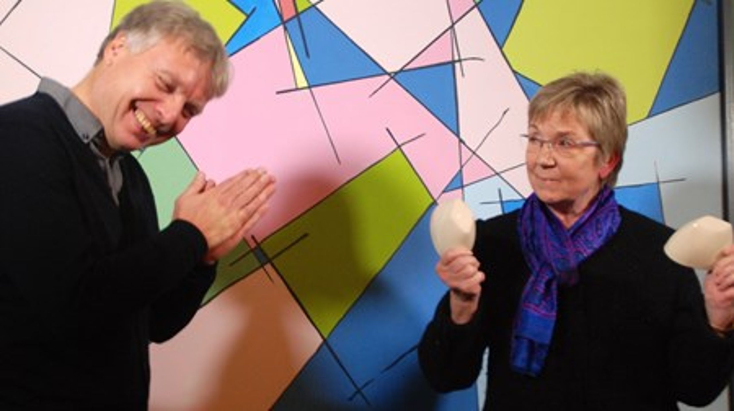 Daværende radikal kulturminister Uffe Elbæk (til venstre) videregiver posten til den nuværende kulturminister Marianne Jelved (R).&nbsp;