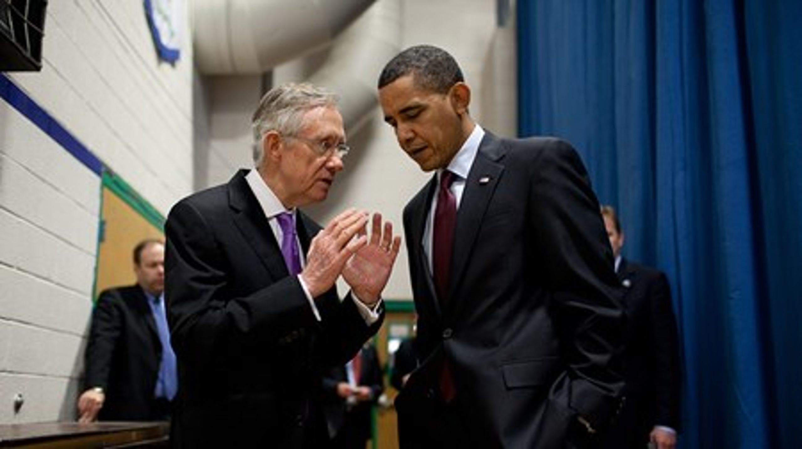 <br>Harry Reid erkendte tirsdag aften det demokratiske nederlag ved midtvejsvalget. Her er han fotograferet sammen med præsident Obama tidligere på året.<br>