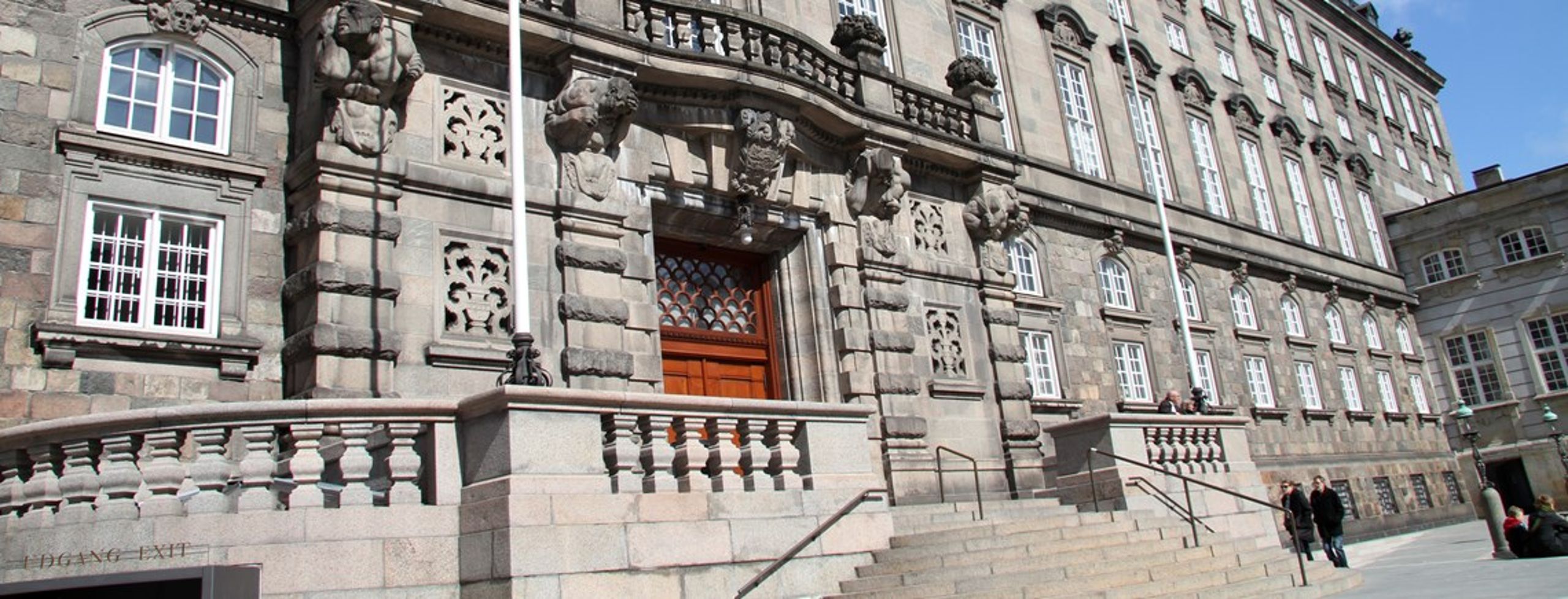 Folketingspolitikere frygter, at ministerbeføjelser i lovgivningen flytter vigtige beslutninger væk fra Christiansborg