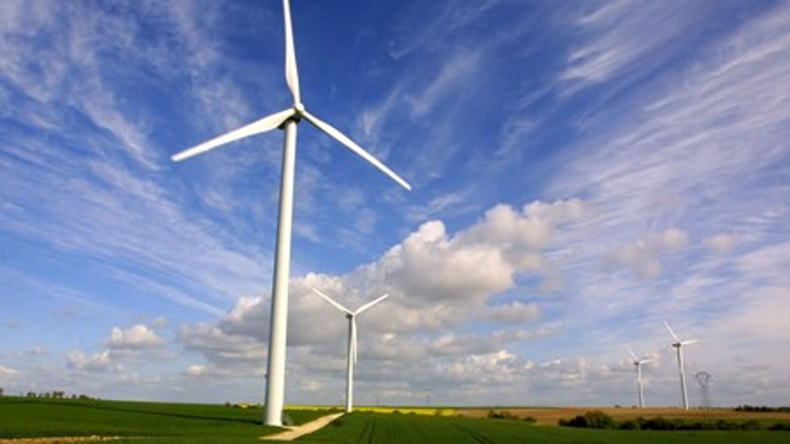 Når danske vindmøller producerer mere strøm, end der er brug for, kan man bruge overskuddet til at lave fjernvarme. Det kommer der nu støtte til på finansloven.