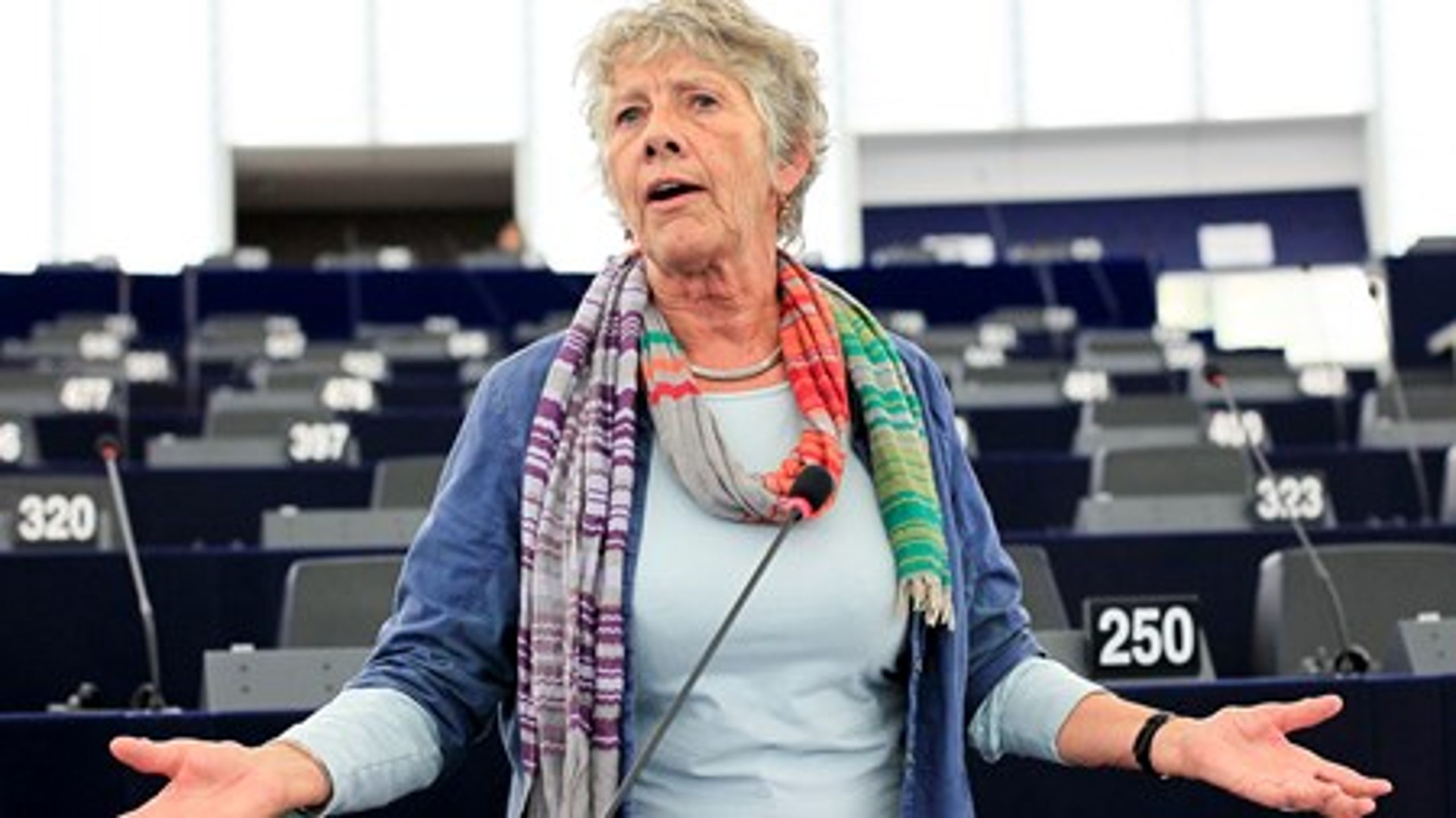 SF's Margrete Auken var ordfører for Parlamentet på det nye plastikposedirektiv. Hun er langtfra enig i kritikken fra Kommissionen.