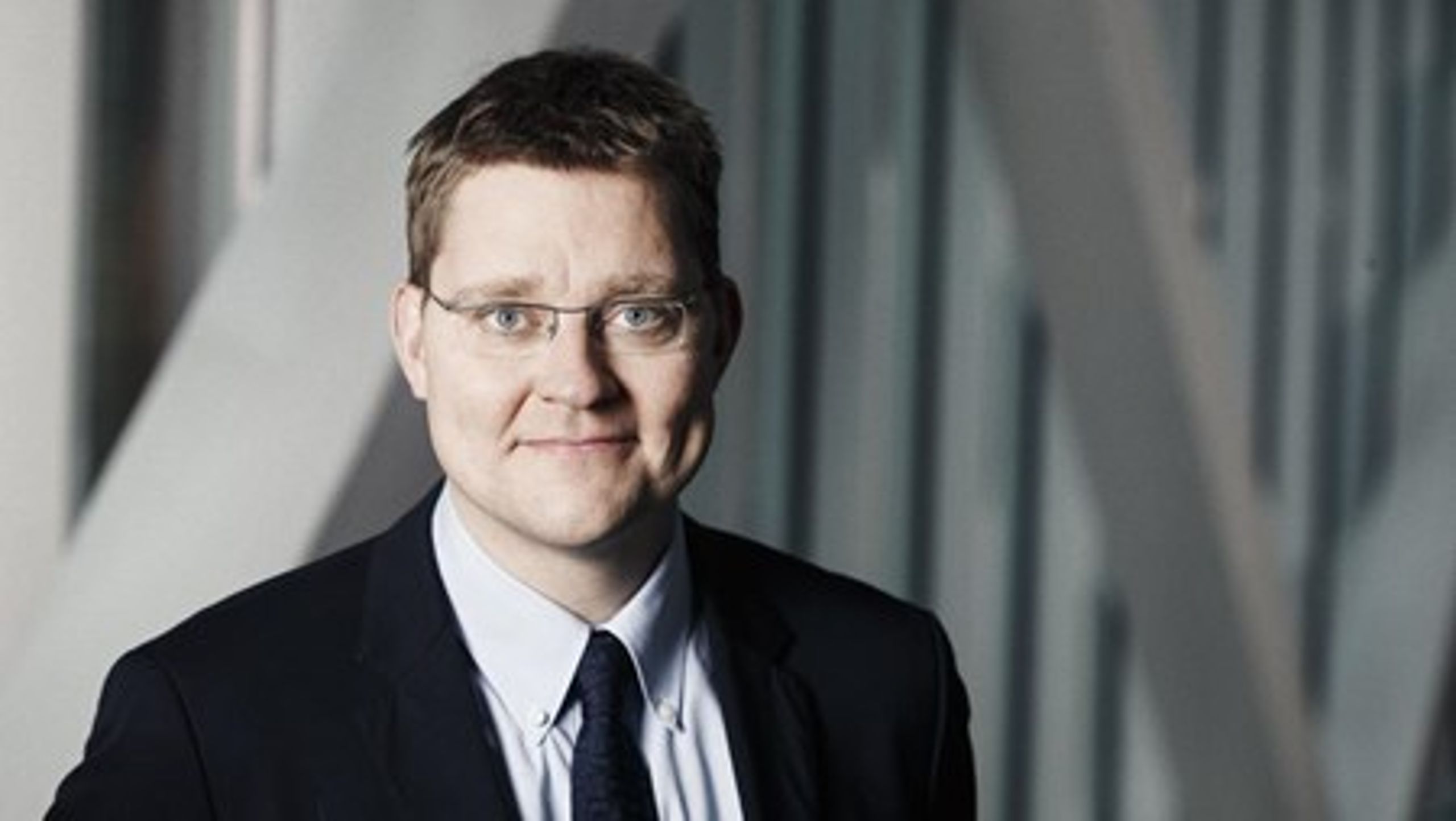 V og EL kræver svar fra klima- og energiminister Rasmus Helveg Petersen om regeringens begrundelse for at udsætte reformen af elmarkedet. DF støtter ikke en udsættelse.