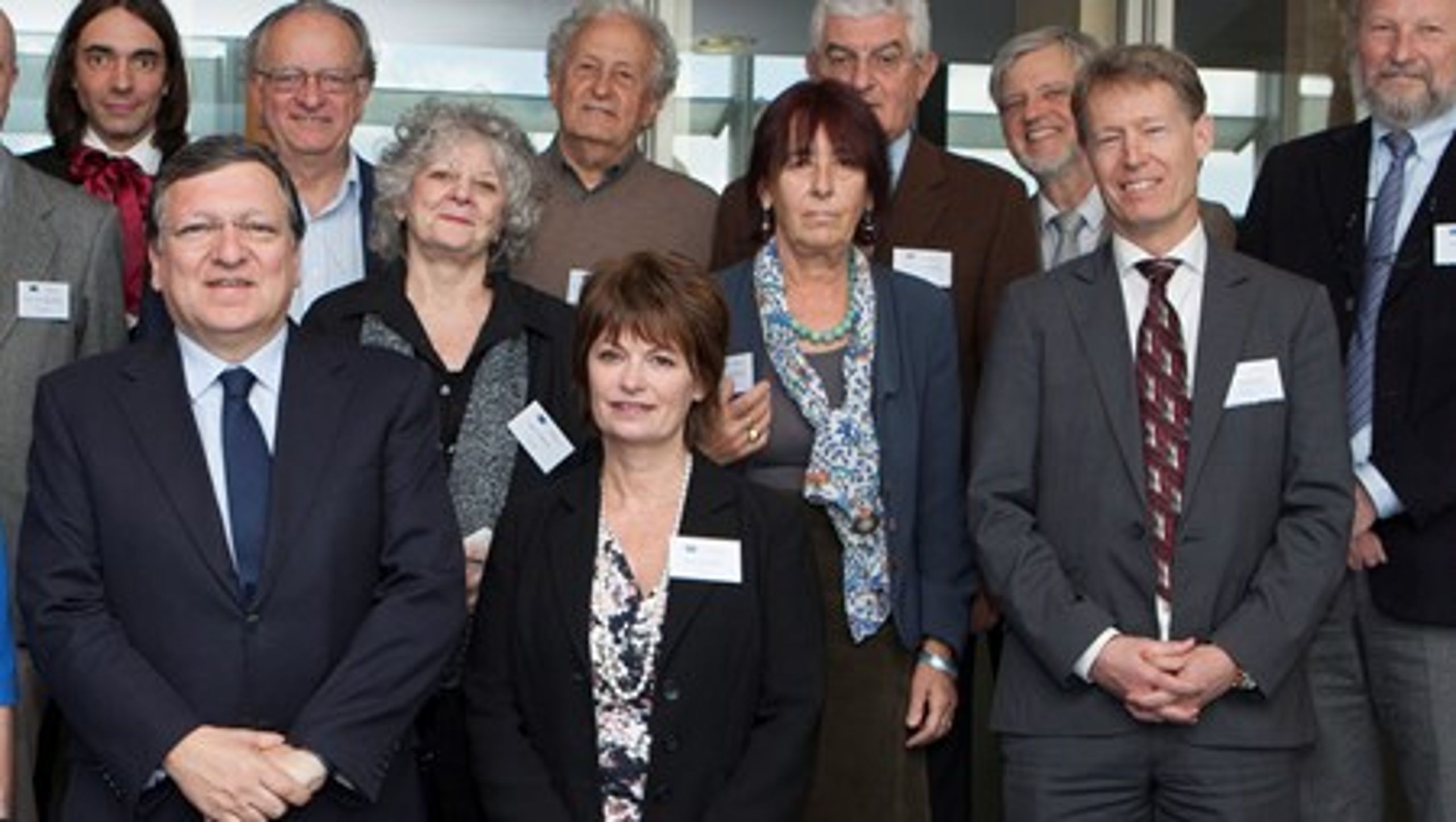 Anne Glover (nederst i midten)&nbsp;ved siden af tidligere kommissionsformand Jose Manuel Barroso. Han udnævnte hende til&nbsp;EU-Kommissionens første videnskabelige chefrådgiver. Hun bliver med stor sandsynlighed også den sidste.