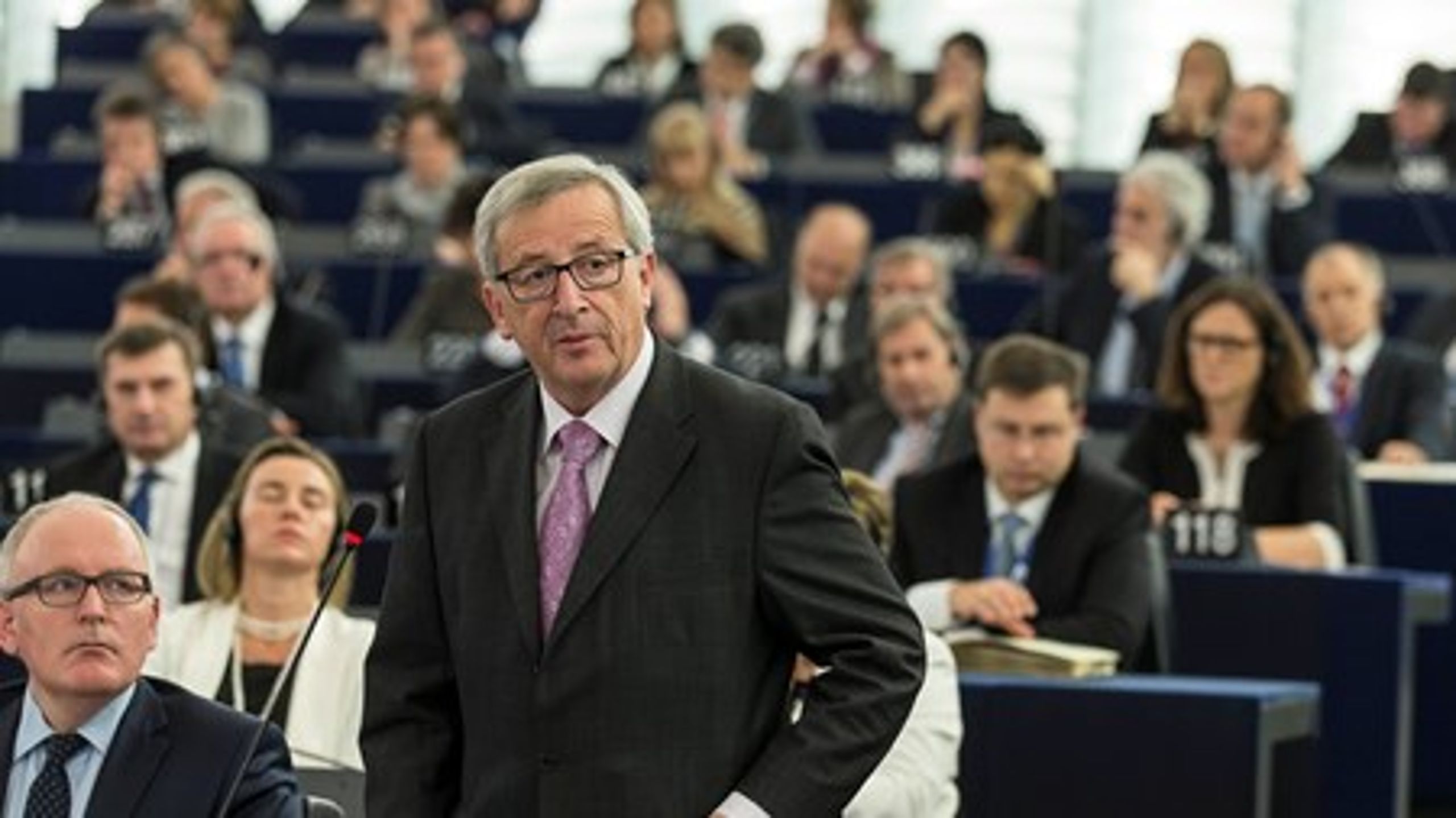 EU-Kommissionens formand Jean-Claude Juncker havde taget sine kommissærkolleger med, da han mandag mødte EU-Parlamentet for at debattere en forestående mistillidsafstemning.