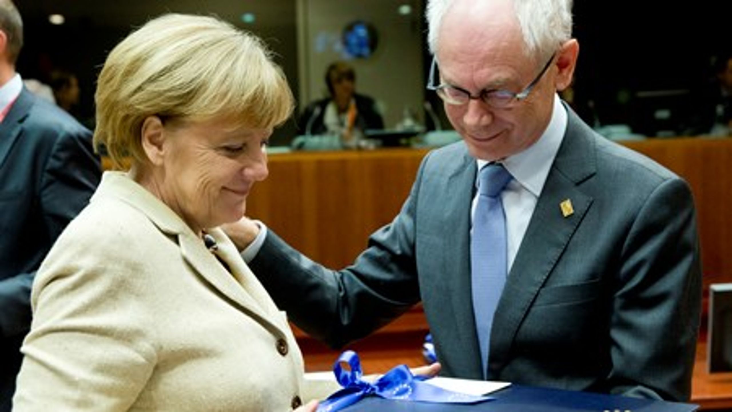 Den tyske kansler Angela Merkel overrækker en afskedsgave til nu afgåede formand for Det Europæiske Råd, Herman Van Rompuy. "Du vil blive savnet," sagde hun.