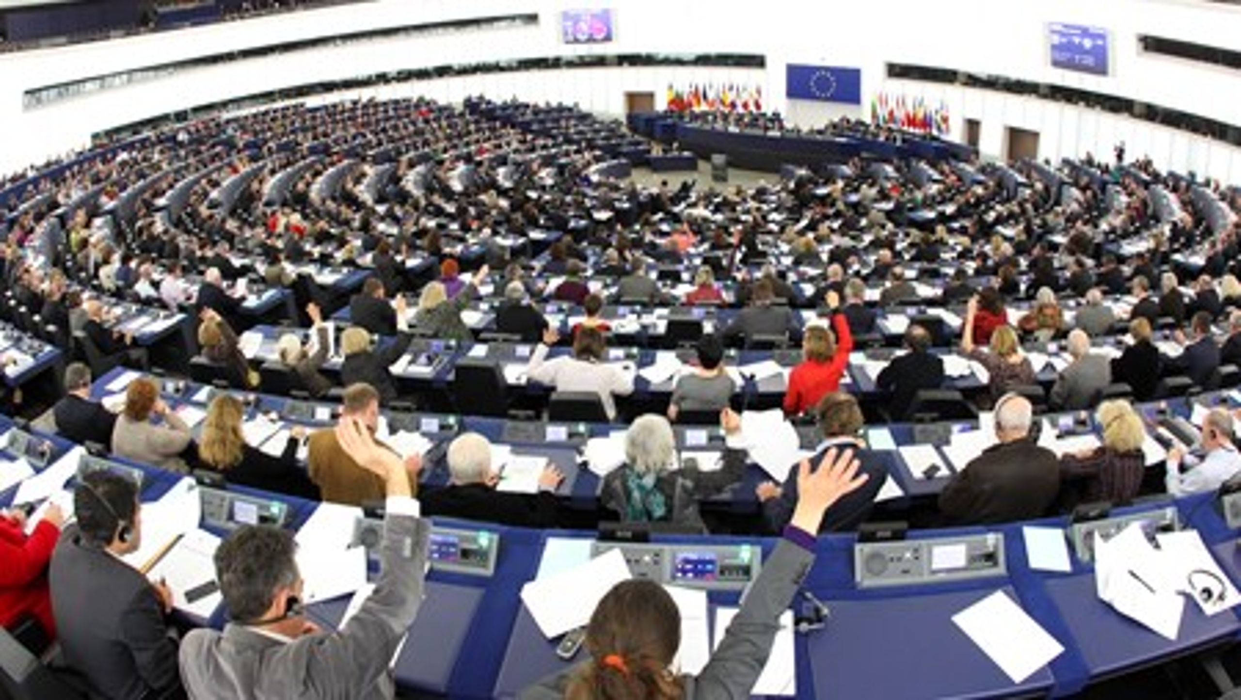 På grund af uenigheder fremsatte&nbsp;EU's folkevalgte syv forskellige bud på et svar til EU-Kommissionens såkaldte dødsliste. Ingen af dem blev stemt igennem forsamlingen torsdag.