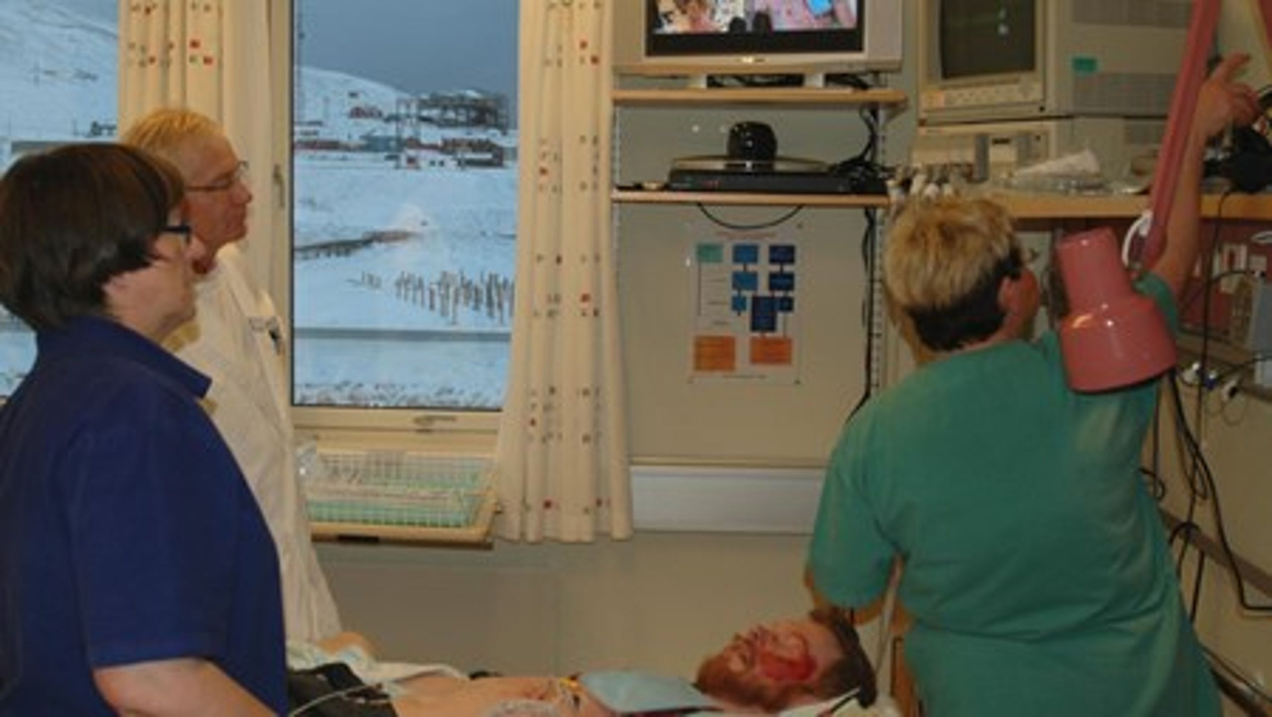 I november 2014 gennemførte universitetshospitalet i Tromsø en større øvelse for at teste akutberedskabet på Svalbard. Et stort antal “patienter” blev transporteret til sygehuset i Longyearbyen, hvor de ved hjælp af videokommunikation skulle udredes og behandles.