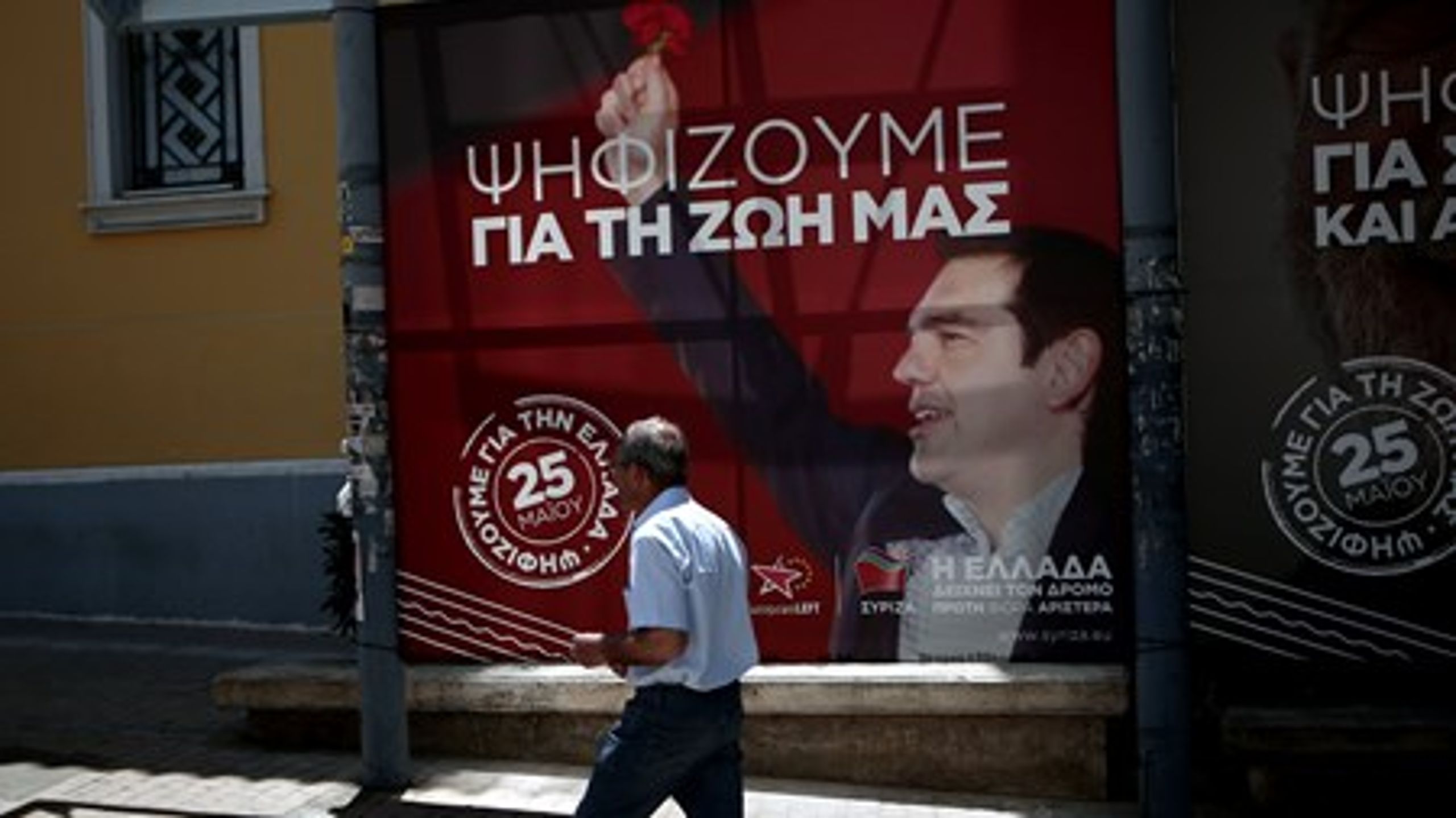 SYRIZA's Alexis Tspiras var det græske valgs helt store vinder. Her på en plakat fra sidste års valg til Europa-Parlamentet, hvor de fik deres første store valgsejr.