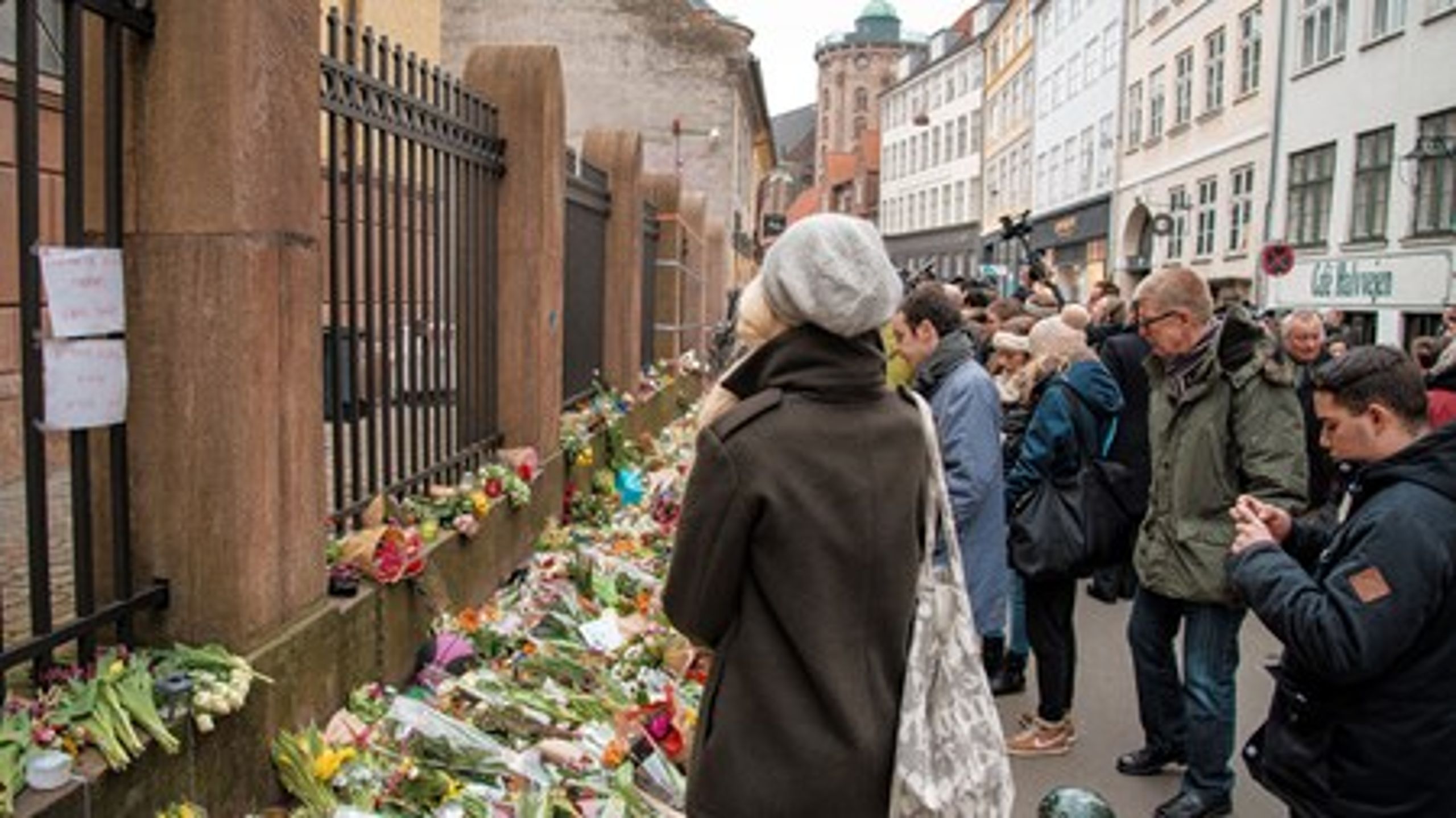 Den kommende uge i dansk politik bliver præget af weekendens skudepisoder i København.&nbsp;<br>Danskerne lægger blomster langs synagogen i Krystalgade, hvor en mand blev dræbt.&nbsp;