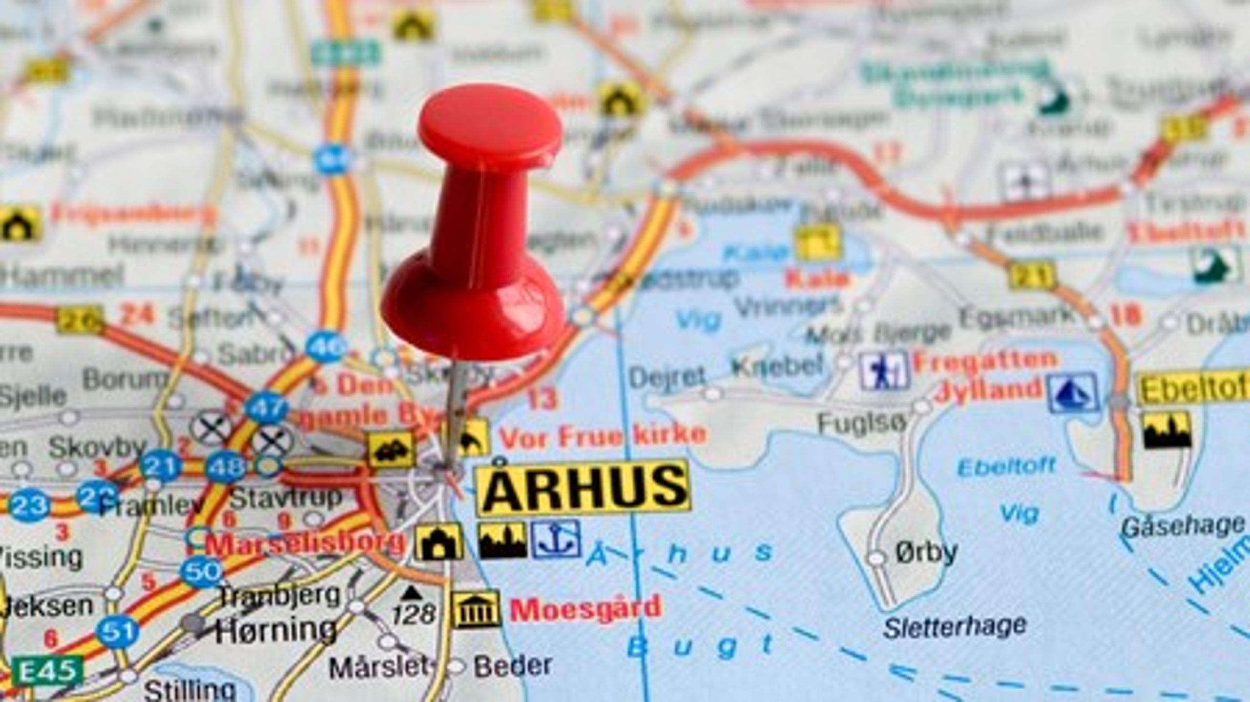 Aarhus Kommune har taget forskud på vedtagelse af den nye planlov om blandet boligsammensætning i nye byområder. Et projekt i det gamle psykiatriske hospital kommer til at huse 15 procent almene boliger. <br>