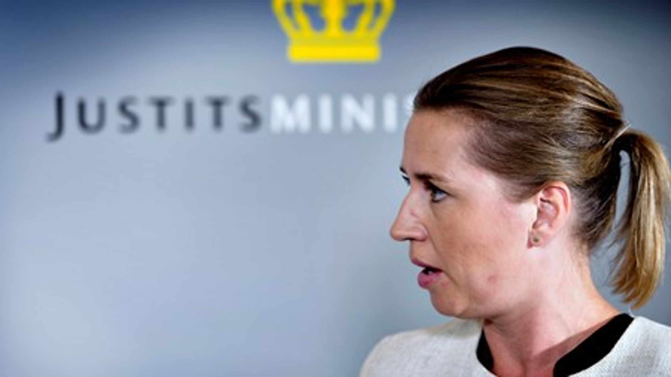 Justitsminister Mette Frederiksen (S) er klar til at imødekomme blå bloks krav om mere åbenhed om Danmarks implementering af EU-regler.