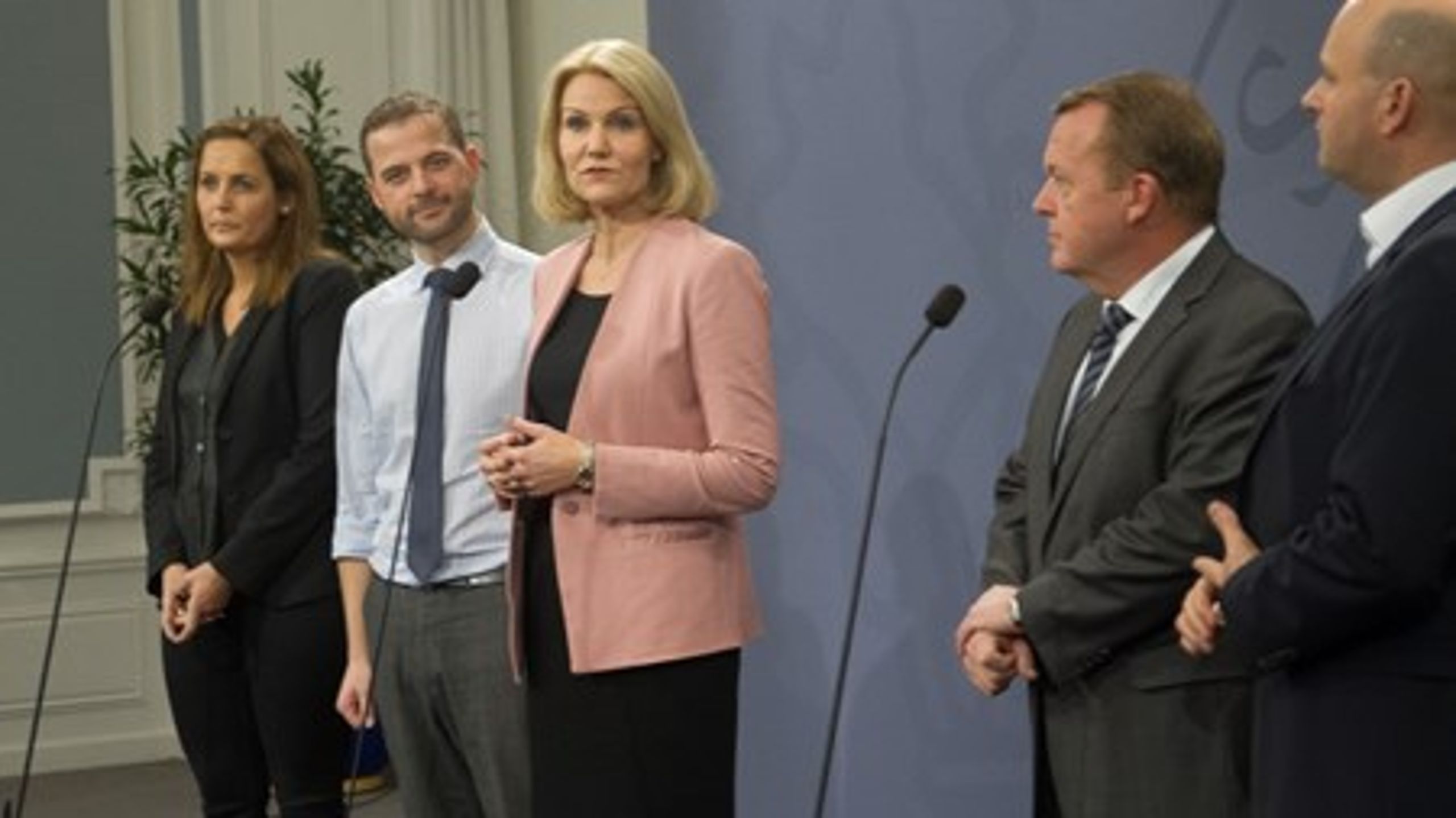 I december indgik Socialdemokraterne, Venstre, Radikale, SF og Konservative en aftale, der sender det danske retsforbehold til folkeafstemning senest i begyndelsen af 2016.