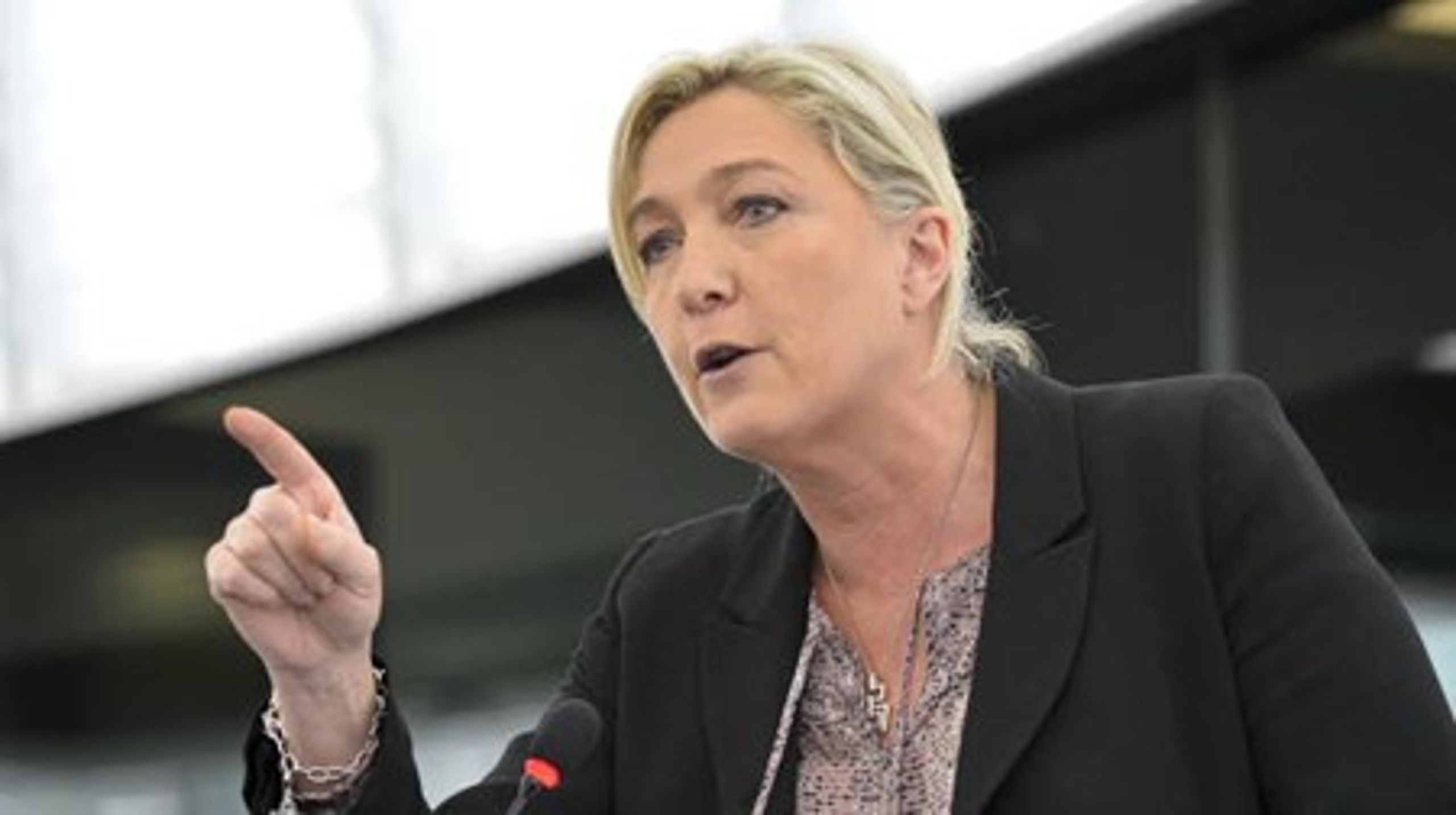 Marine Le Pen får nu selv en løftet pegefinger på grund af hendes partis brug af assistenter betalt af Europa-Parlamentet