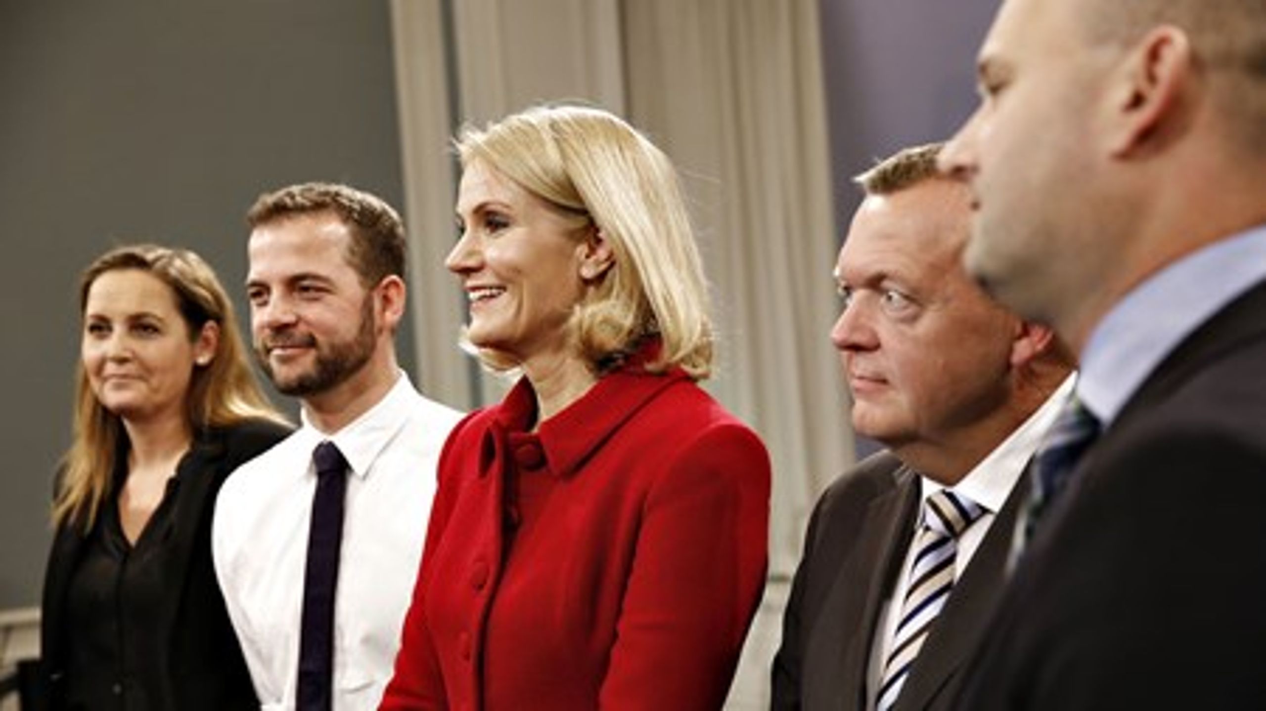 Helle Thorning-Schmidt sammen med Morten Østergaard, Pia Olsen Dyhr, Lars Løkke Rasmussen og Søren Pape Poulsen på dagens pressemøde.