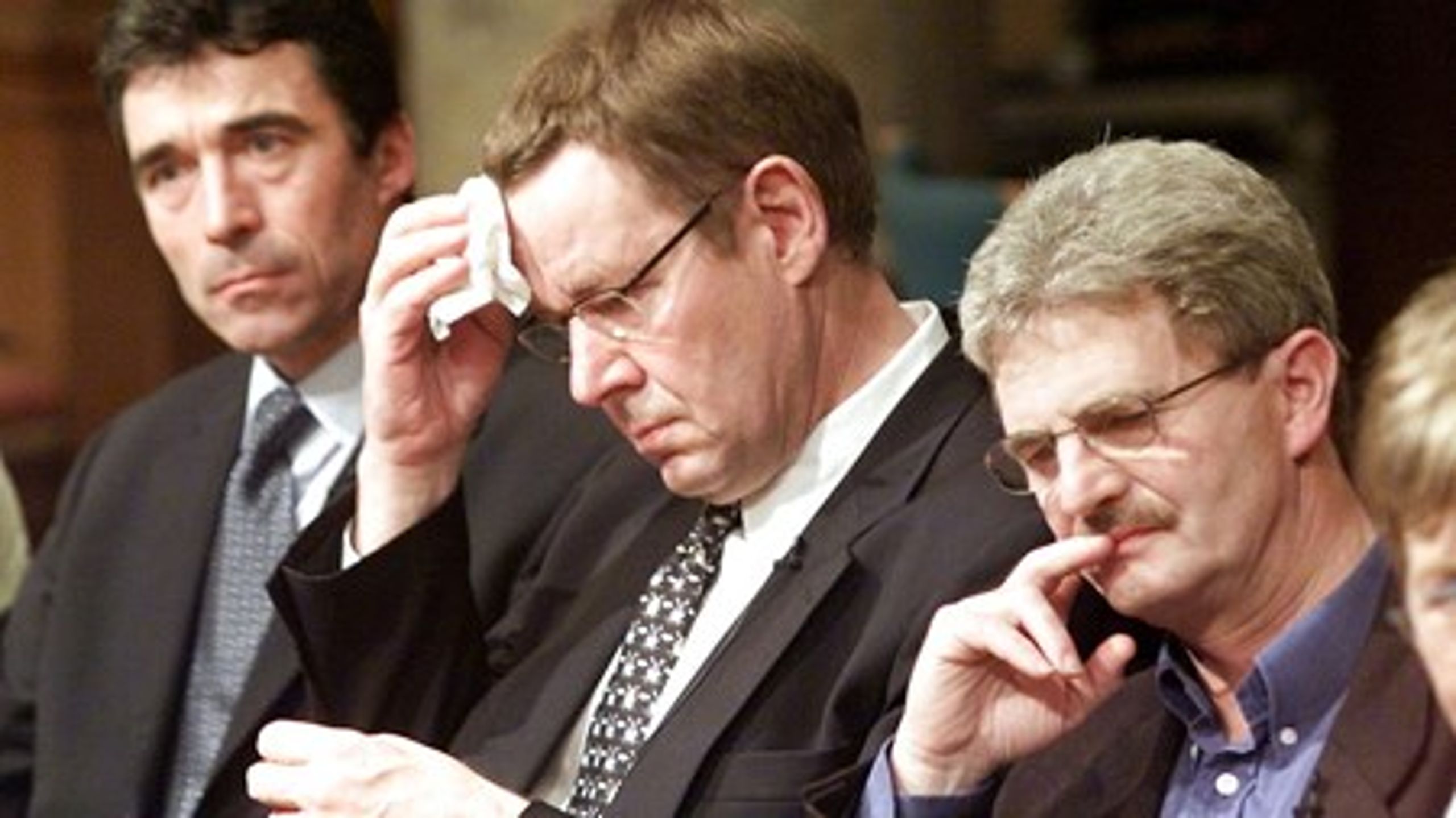 28. september 2000.&nbsp;Daværende statsminister Poul Nyrup Rasmussen tørrer panden med et lommetørklæde, efter det står klart, at danskerne har stemt nej til euroen.