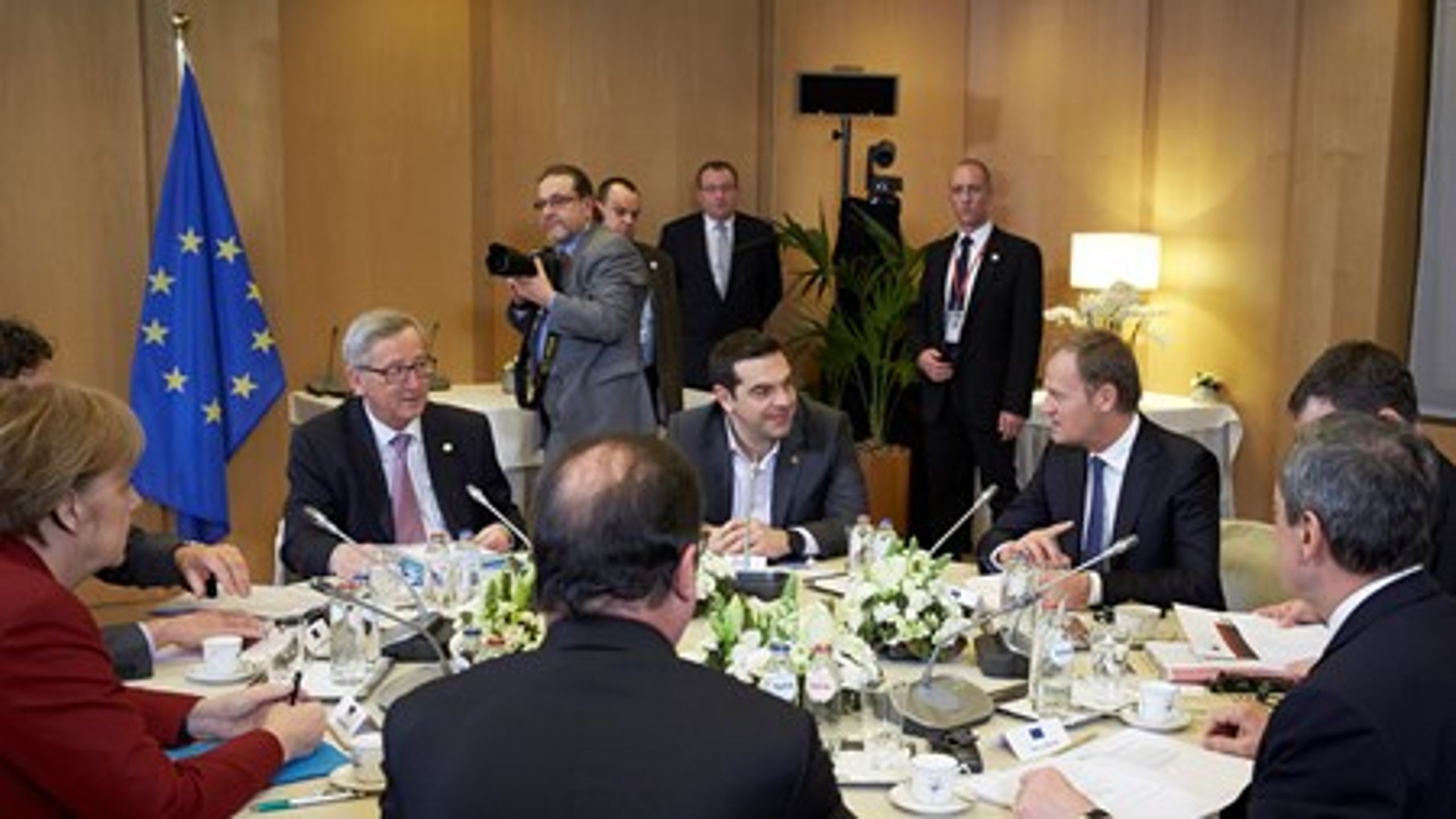 Den græske premierminister Alexis Tsipras holdt krisemøde med den tyske kansler, den franske præsident samt formændene for Kommissionen, Det Europæiske Råd, Eurogruppen og Den Europæiske Centralbank. Det har skabt vrede blandt de øvrige EU-lande.
