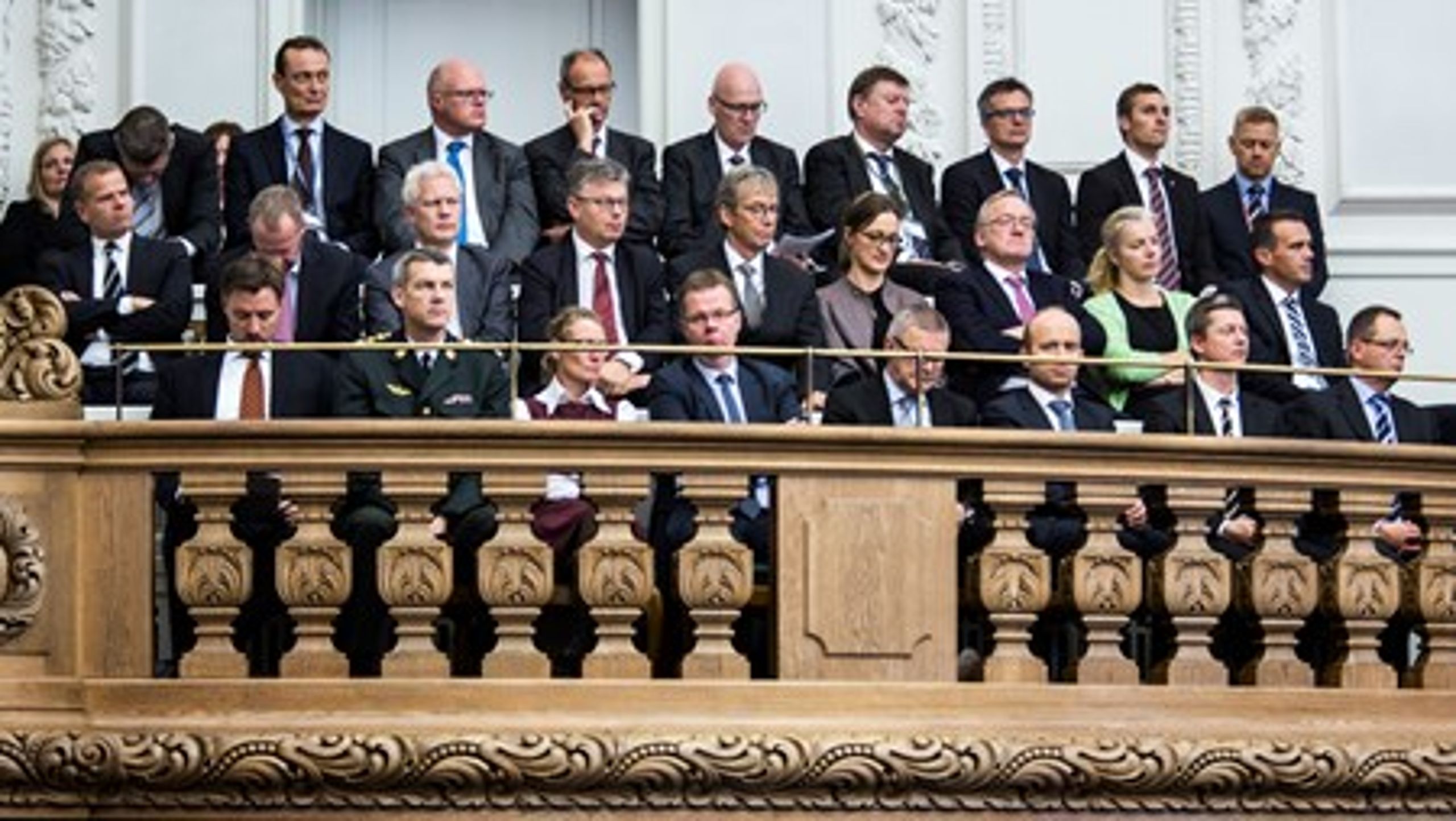 Danmark er et af de lande, der ikke har tradition for politisk udpegede embedsmænd, og hvor for eksempel departementchefkredsen forbliver den samme på trods af regeringsskift. <br>