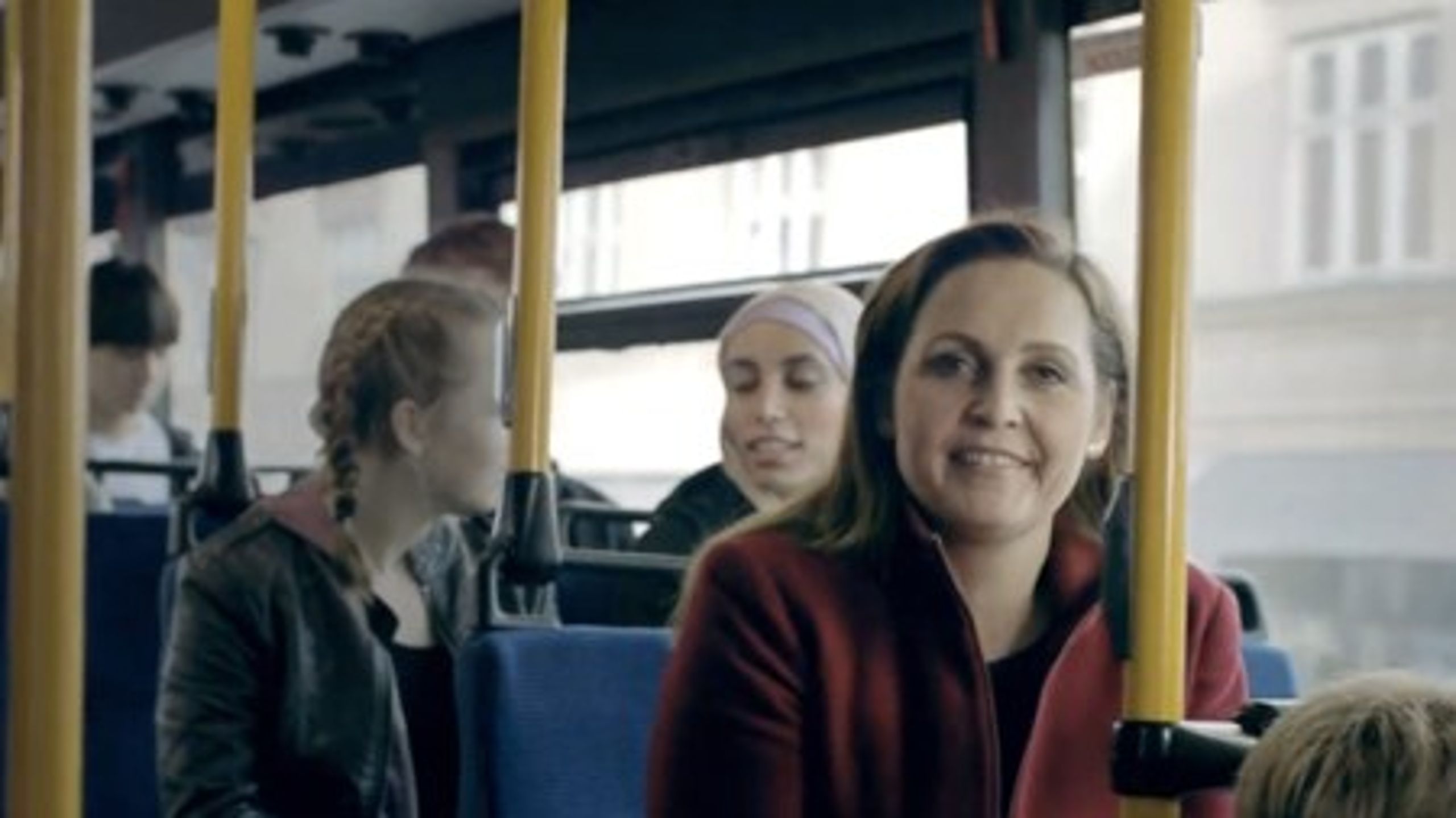 I SF’s nye&nbsp;kampagnevideo taler partileder Pia Olsen Dyhr i halvandet minut på vej på arbejde i en bus – i selskab med næsten kun kvinder, og hvor hun taler næsten udelukkende om kvinder.&nbsp;
