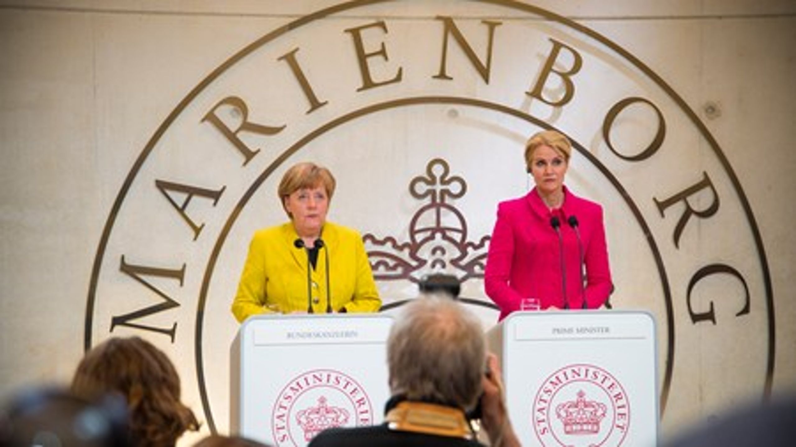 Tirsdag besøgte den tyske kansler Angela Merkel Danmark. "Det har været nogle festlige dage for statsminister Helle Thorning-Schmidt med masser af photo-opportunities og pæne høflige spørgsmål fra pressen, men nu er det ved at være slut," skriver Jarl Cordua.&nbsp;
