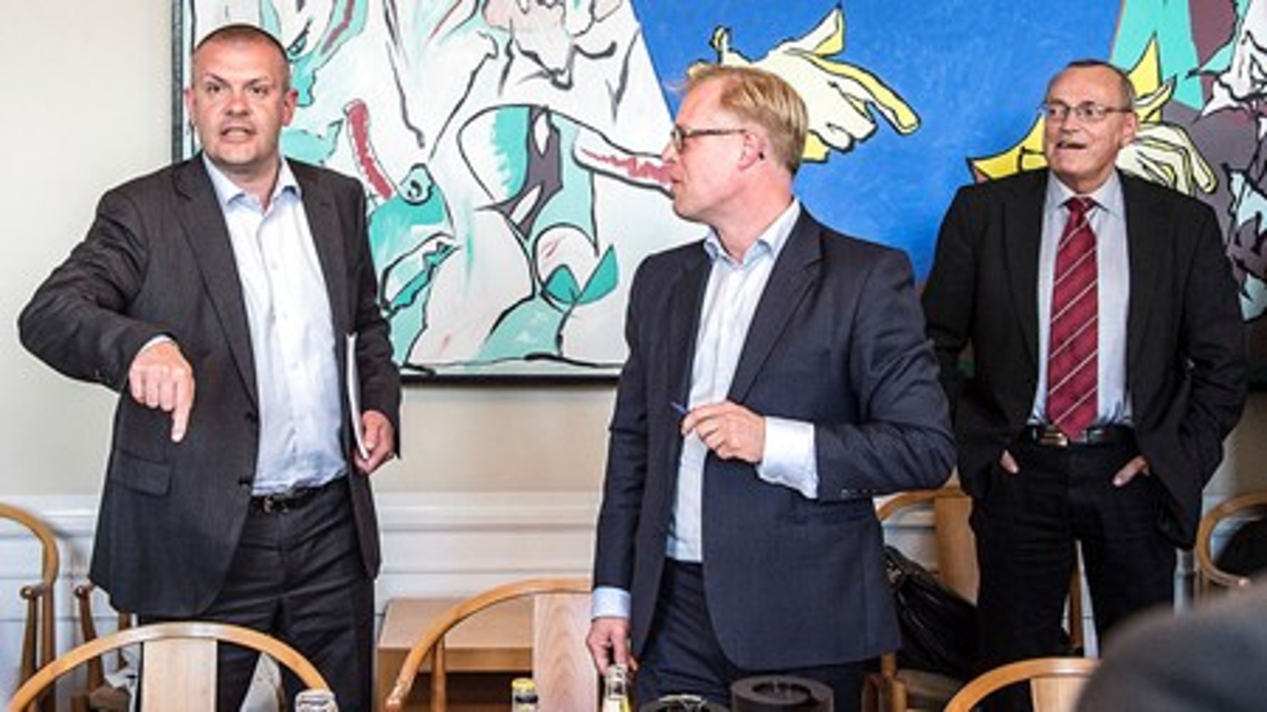 Formanden og næstformanden i Danske Regioner, Bent Hansen (S)&nbsp;og Carl Holst (V),&nbsp;var tirsdag indkaldt til det første forhandlingsmøde i Finansministeriet&nbsp;om næste års økonomi i regionerne.&nbsp;(Søren Bidstrup/Scanpix)
